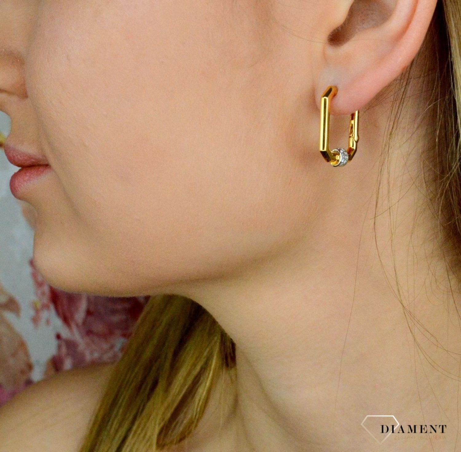 Kolczyki srebrne pokryte złotem Ti Sento Milano ozdobione cyrkonią 7919ZY. Urzekające kolczyki ze srebra pokrytego złotem w kształcie prostokąta. Kolczyki marki Ti Sento idealne dla kobiet, które kochają kl.jpg