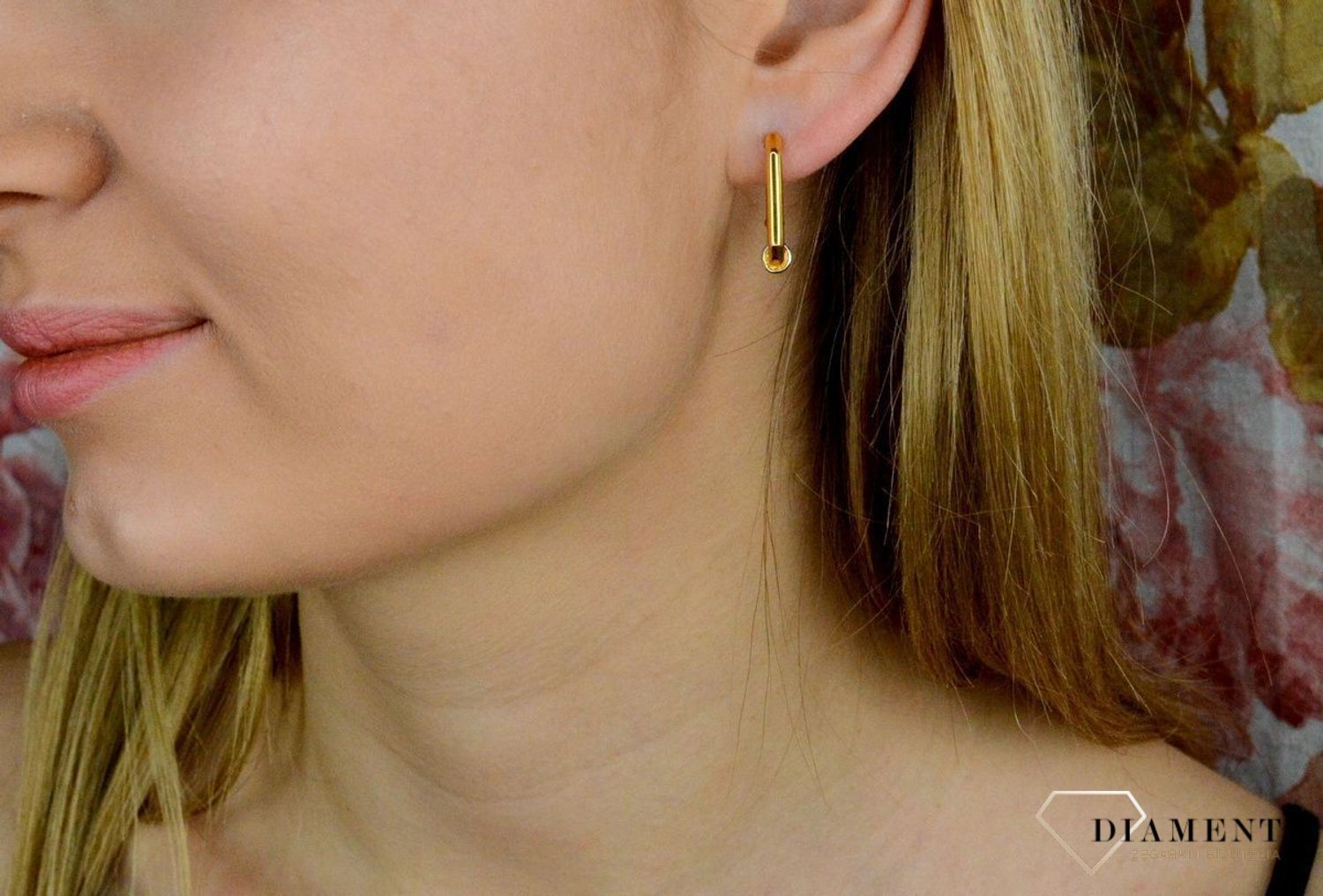 Kolczyki srebrne pokryte złotem Ti Sento Milano ozdobione cyrkonią 7919ZY. Urzekające kolczyki ze srebra pokrytego złotem w kształcie prostokąta. Kolczyki marki Ti Sento idealne dla kobiet, które kochają kl.jpg