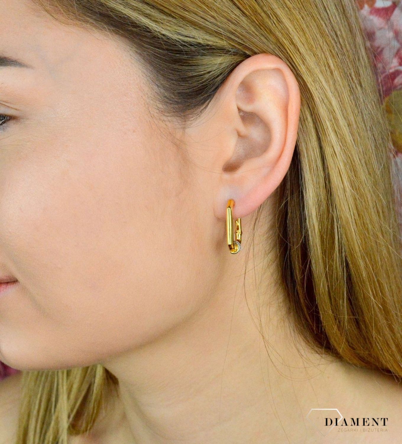 Kolczyki srebrne pokryte złotem Ti Sento Milano ozdobione cyrkonią 7919ZY. Urzekające kolczyki ze srebra pokrytego złotem w kształcie prostokąta. Kolczyki marki Ti Sento idealne dla kobiet, które kochają kl.jpg