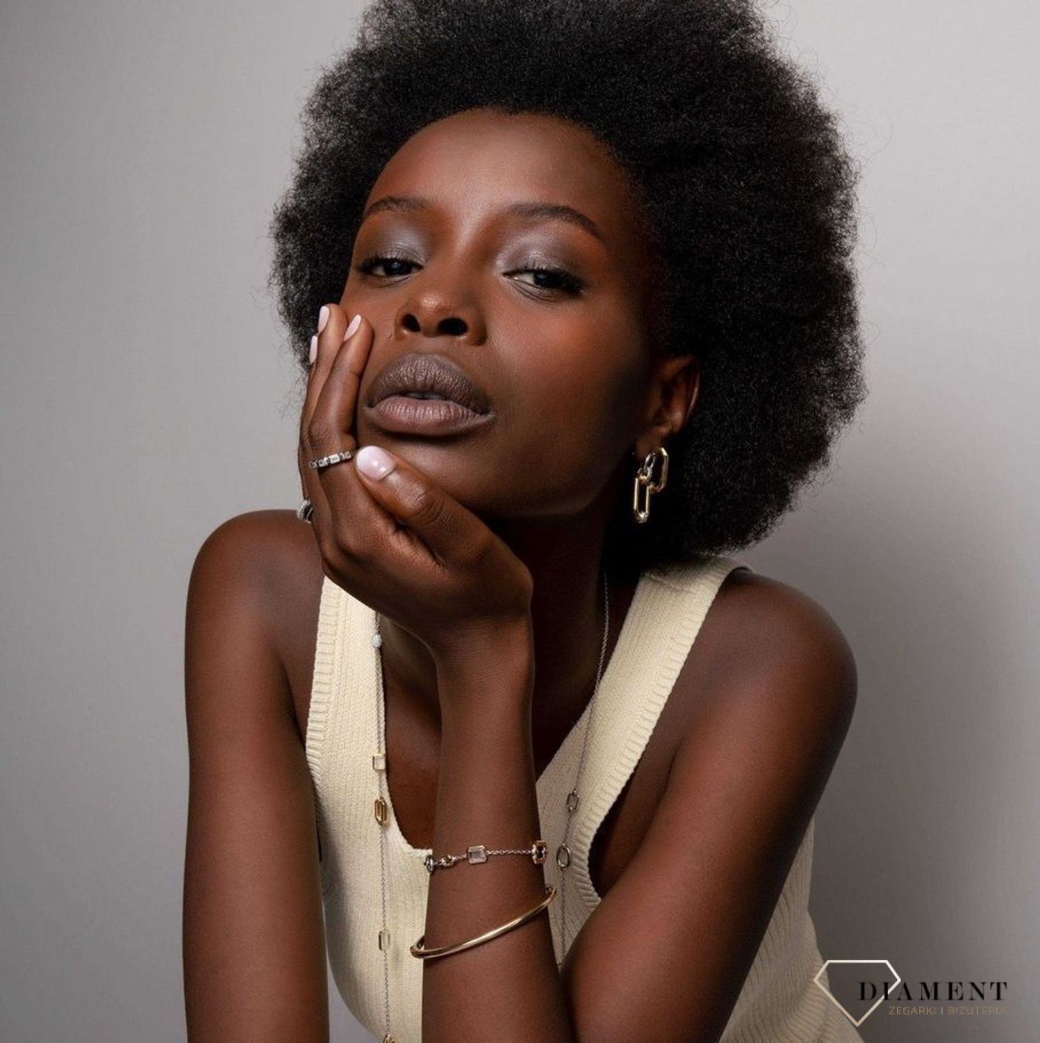 Kolczyki srebrne pokryte złotem Ti Sento Milano ozdobione cyrkonią 7919ZY. Urzekające kolczyki ze srebra pokrytego złotem w kształcie prostokąta. Kolczyki marki Ti Sento idealne dla kobiet, które kochają kl.jpg