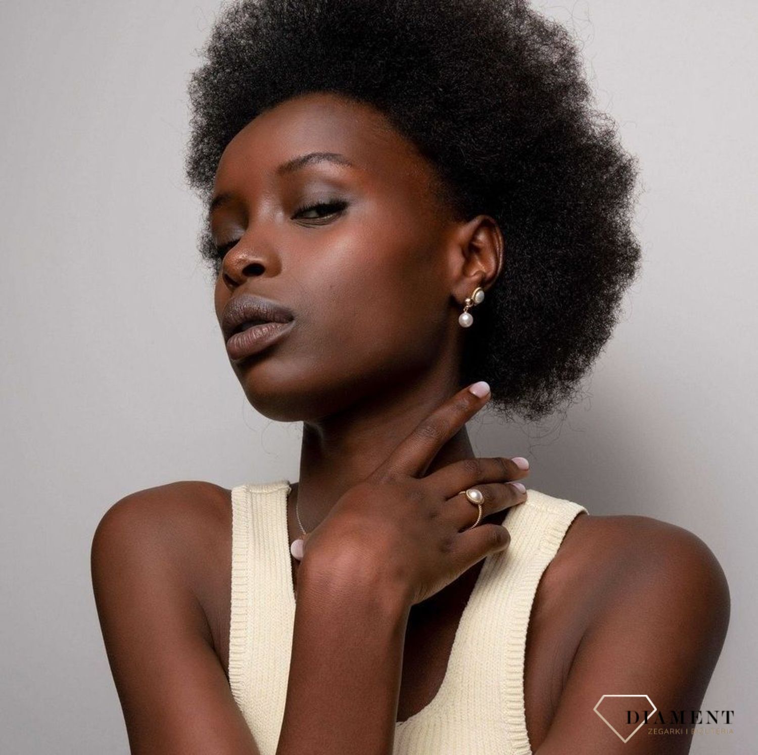 Srebrne kolczyki wkrętki Ti Sento pozłacane z perłą 7923YP. Kolczyki zostały wykonane z najwyższej jakości srebra próby 925. Wzór kolczyków, który jest uniwersalny przez swoją formę. Kolczyki z perłą. Jest to świet.jpg