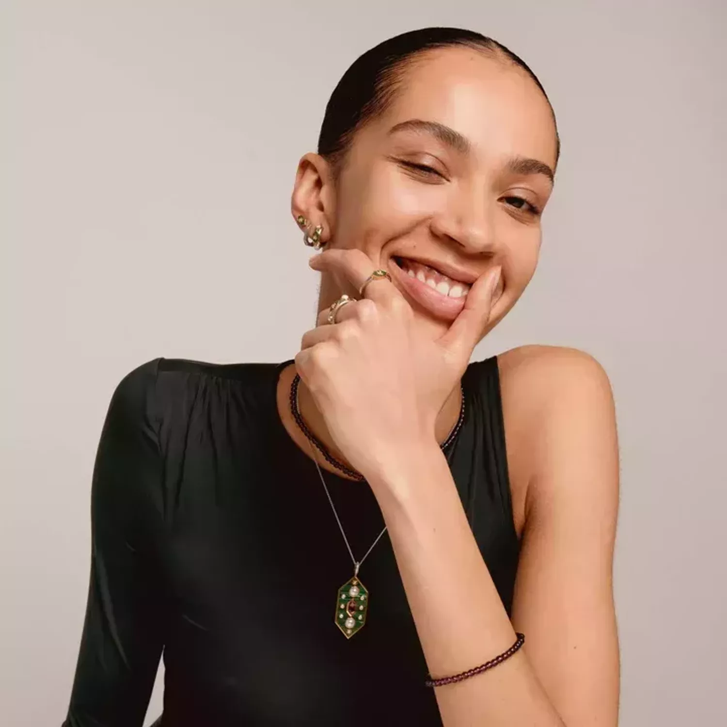 Kolczyki damskie srebrne rodowane TI SENTO Milano geometryczne koła 7929SI Urzekające kolczyki ze srebra rodowanego w kształcie kółeczka. Kolczyki marki Ti Sento idealne dla kobiet, które kochają klasyczną biżuterię z nutą.webp