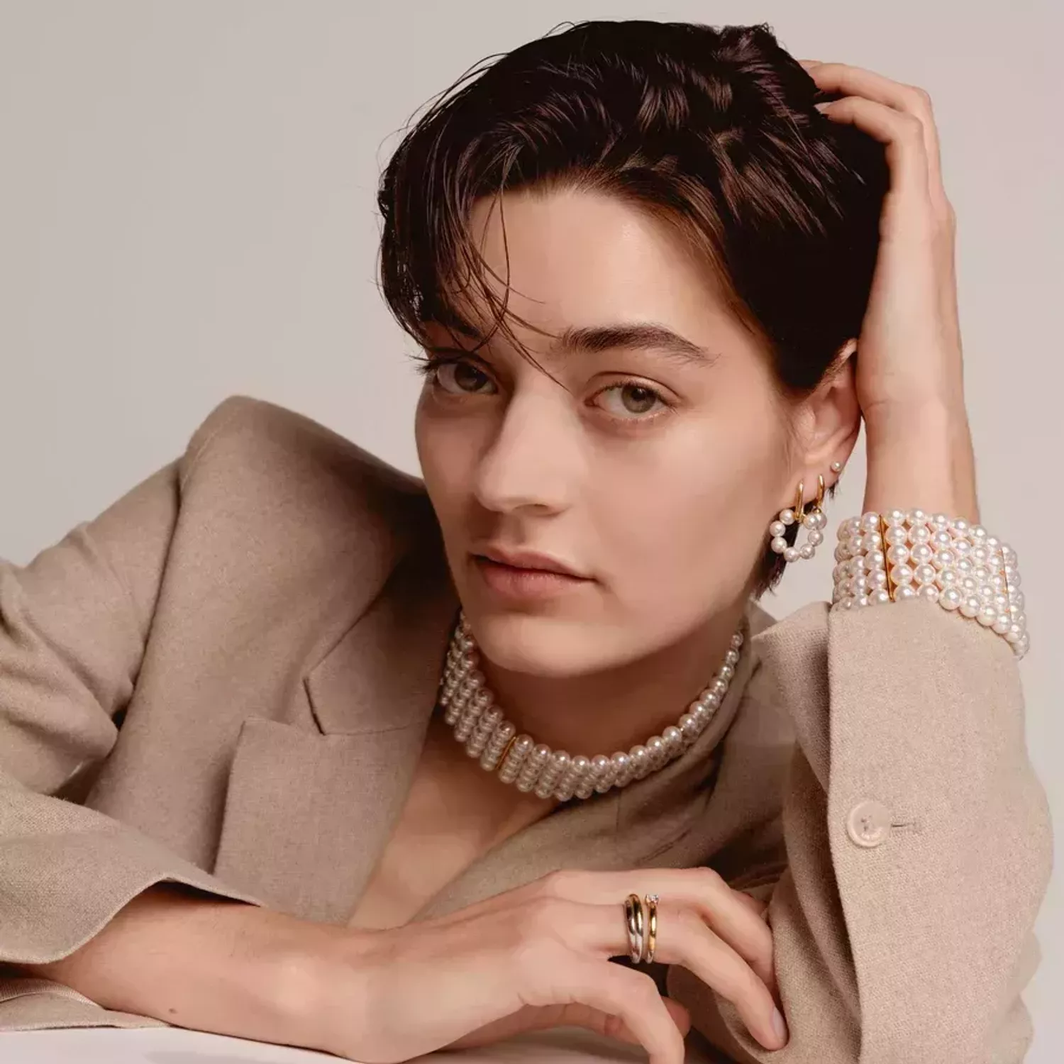 Damskie kolczyki pokryte złotem TI SENTO Aureola pereł z ciepłym złotem 7936YP. Damskie kolczyki firmy TI SENTO 7936YP zostały ozdobione pięknymi białymi perłami. Idealny pomysł na prezent dla każdej kobiety. (2).webp