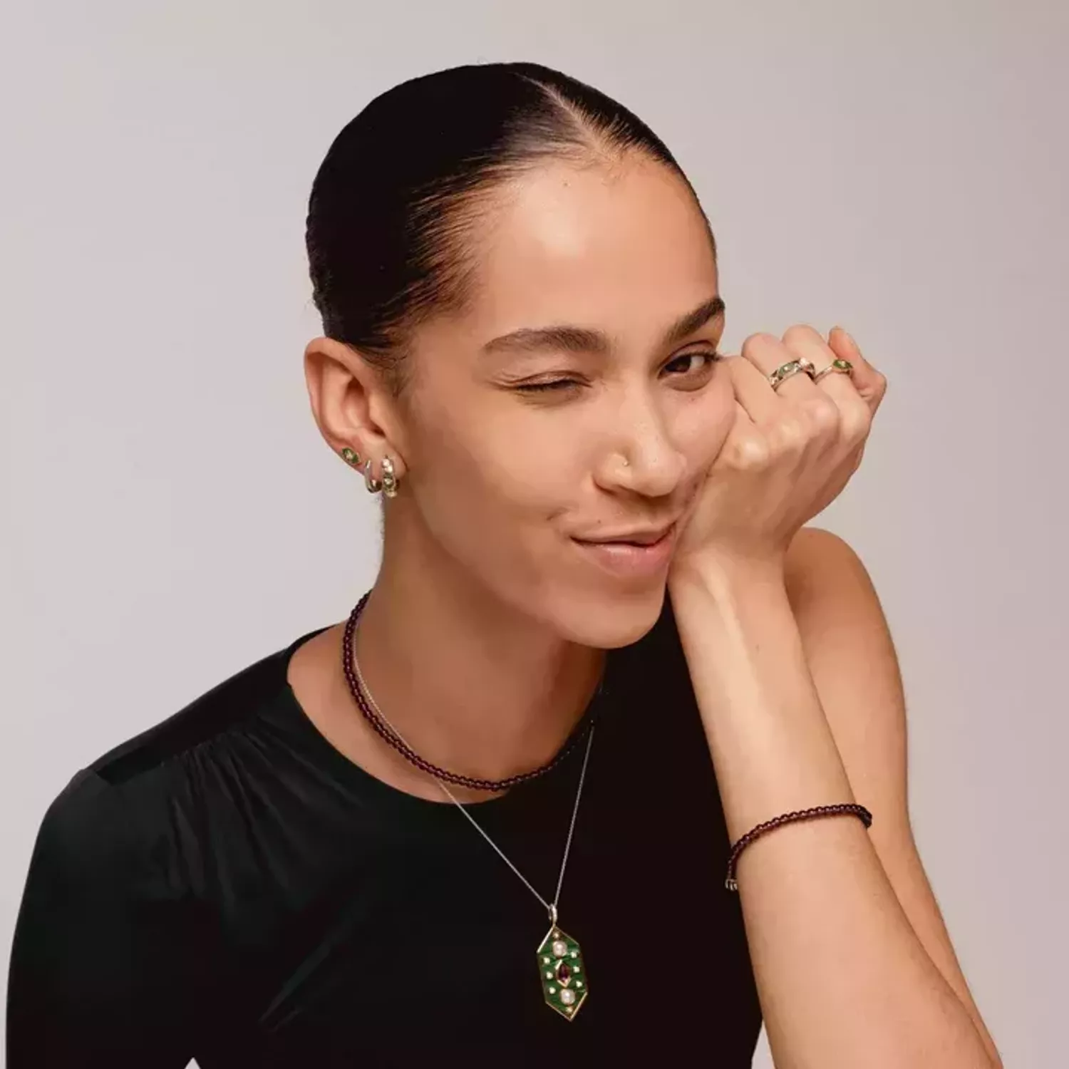 Kolczyki damskie pokryte złotem TI SENTO Malachit z promiennym ciepłym złotem 7943MA Urzekające kolczyki ze srebra pokrytego złotem w kształcie hexogonu. Kolczyki marki Ti Sento idealne dla kobiet, które kochają klasyczną b.webp