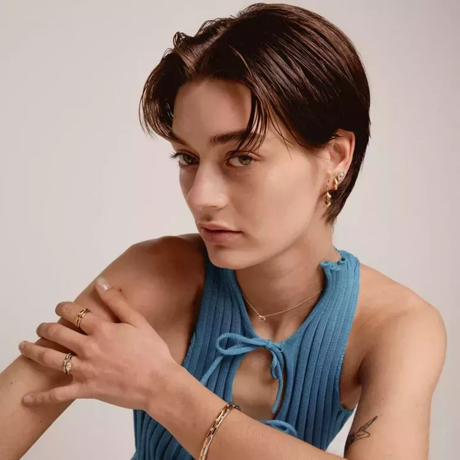 Kolczyki damskie pokryte złotem TI SENTO Masa perłowa z ciepłym złotem 7943MW Urzekające kolczyki ze srebra pokrytego złotem w kształcie hexogonu. Kolczyki marki Ti Sento idealne dla kobiet, które kochają klasyczną biżuteri.webp