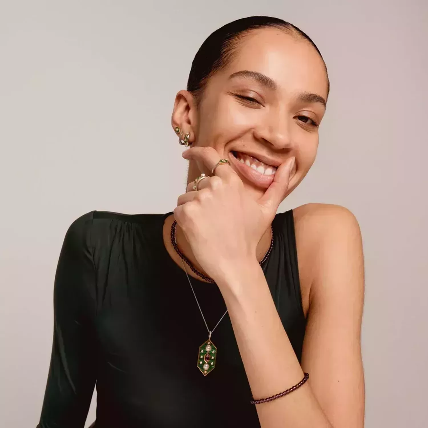 Kolczyki koła pokryte złotem TI SENTO Milano cyrkonia, perła i malachit 7946MA Urzekające kolczyki ze srebra pokrytego złotem w kształcie kółeczka. Kolczyki marki Ti Sento idealne dla kobiet, które kochają klasyczną (2).webp