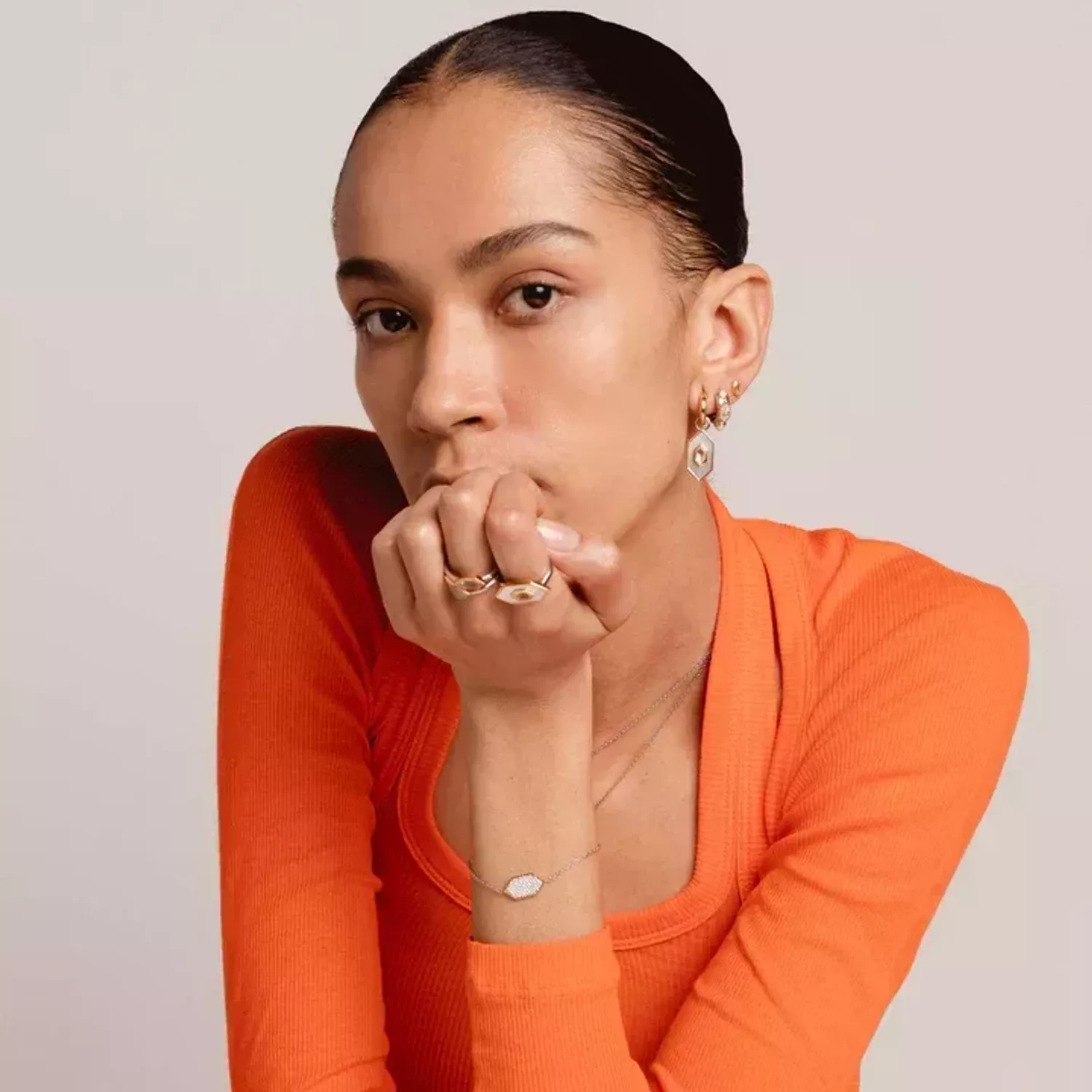 Kolczyki koła pokryte złotem TI SENTO Milano cyrkonia, perła i masa perłowa 7946MW urzekające kolczyki ze srebra pokrytego złotem w kształcie kółeczka. Kolczyki marki Ti Sento idealne dla kobiet, które kochają klasyczną biż.webp