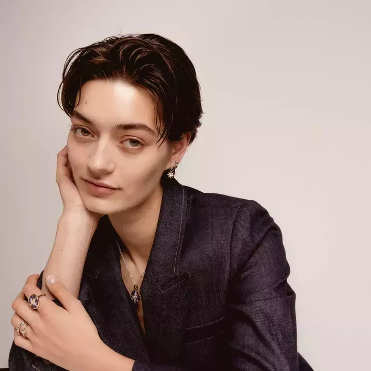 Kolczyki damskie srebrne rodowane  TI SENTO Milano ozdobione cyrkoniami 7953ZI Urzekające kolczyki ze srebra rodowanego w kształcie kółeczka. Kolczyki marki Ti Sento idealne dla kobiet, które kochają klasyczną biżuterię z n.webp