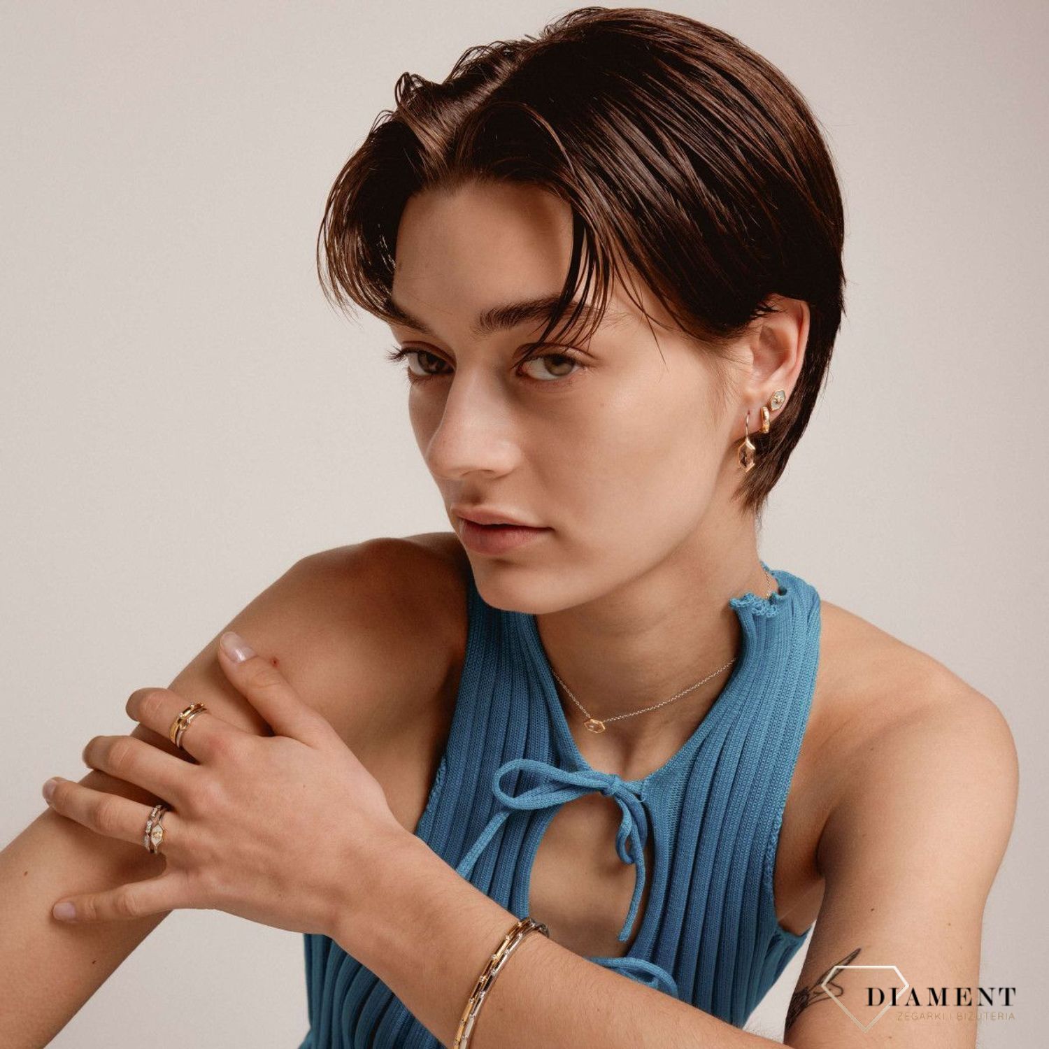 Kolczyki srebrne pokryte złotem TI SENTO Milano ozdobione cyrkoniami 7953ZY Urzekające kolczyki ze srebra pokrytego złotem w kształcie kółeczka. Kolczyki marki Ti Sento idealne dla kobiet, które kochają klasyczną biż.jpg