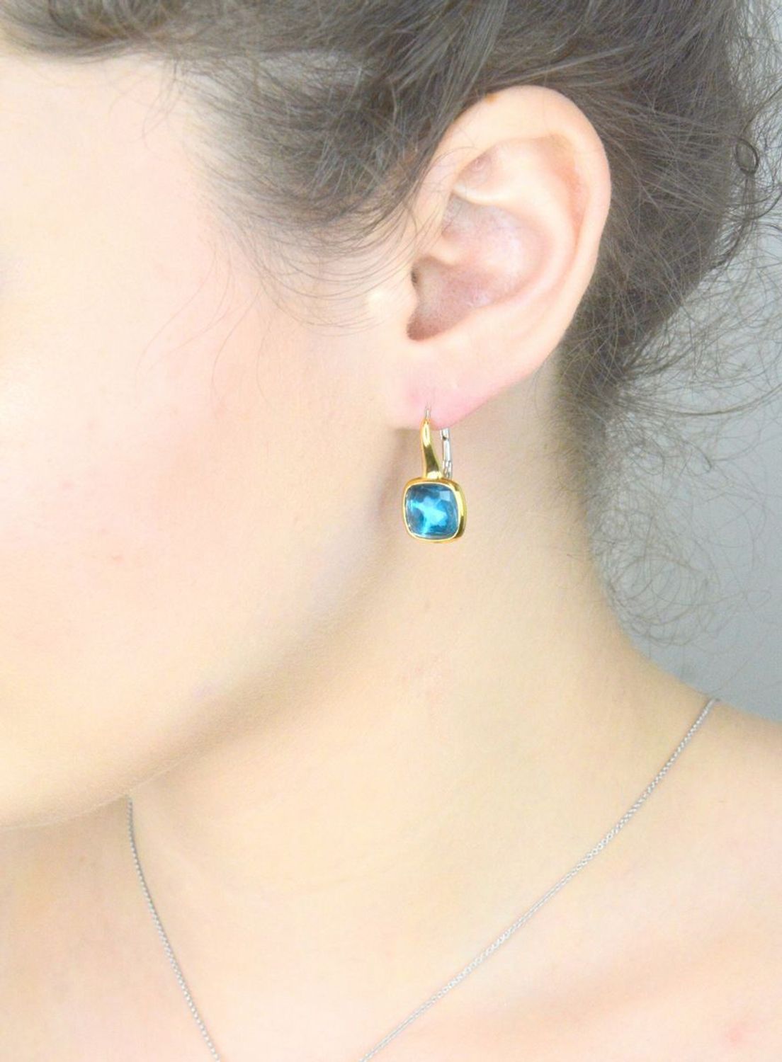 Kolczyki srebrne pozłacane TI SENTO 7989DB Kolczyki TI SENTO 7989DB to elegancka biżuteria, która łączy w sobie klasyczną estetykę z nowoczesnym designem.1.jpg