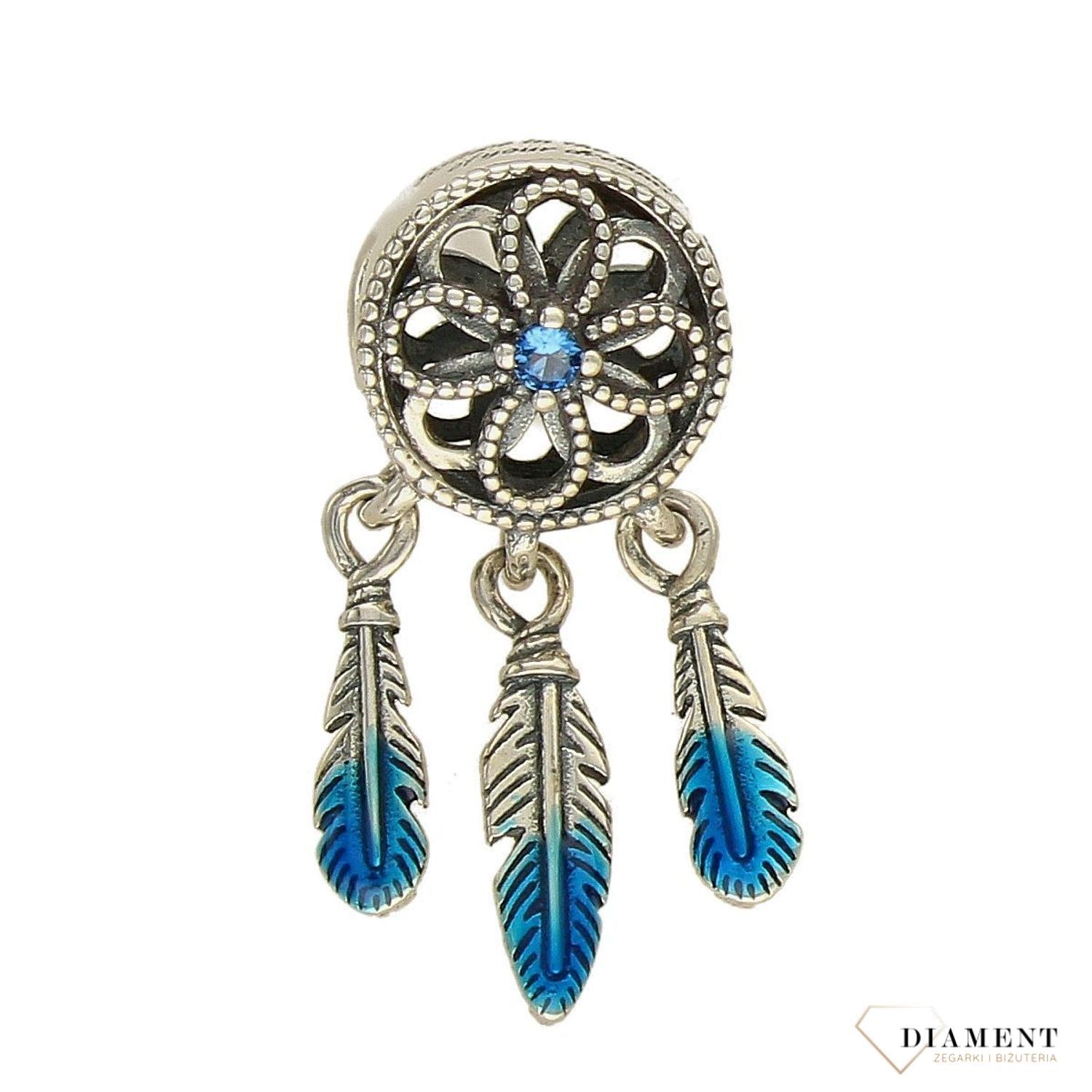 Charms Moments Okrągły Łapacz snów z niebieskimi piórkami DIA-CHA-4126-925. Na ten charms składaja się zawieszka w okrągłym kształcie i wiszące piórka.jpg