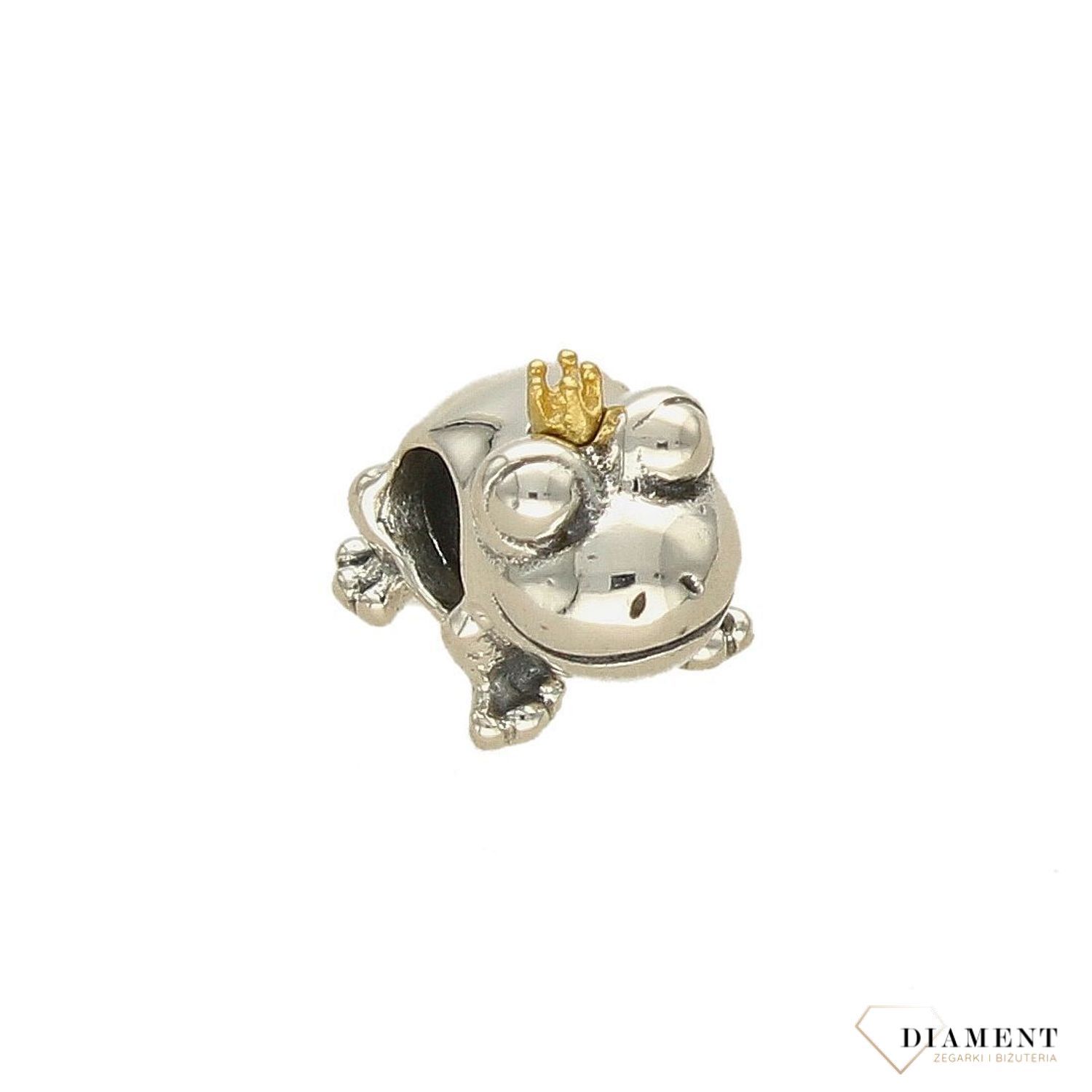 Charms Moments Żaba ze złotą koroną DIA-CHA-4142-925. Modny charms z motywem żaby ozdobionej złotą koroną.jpg