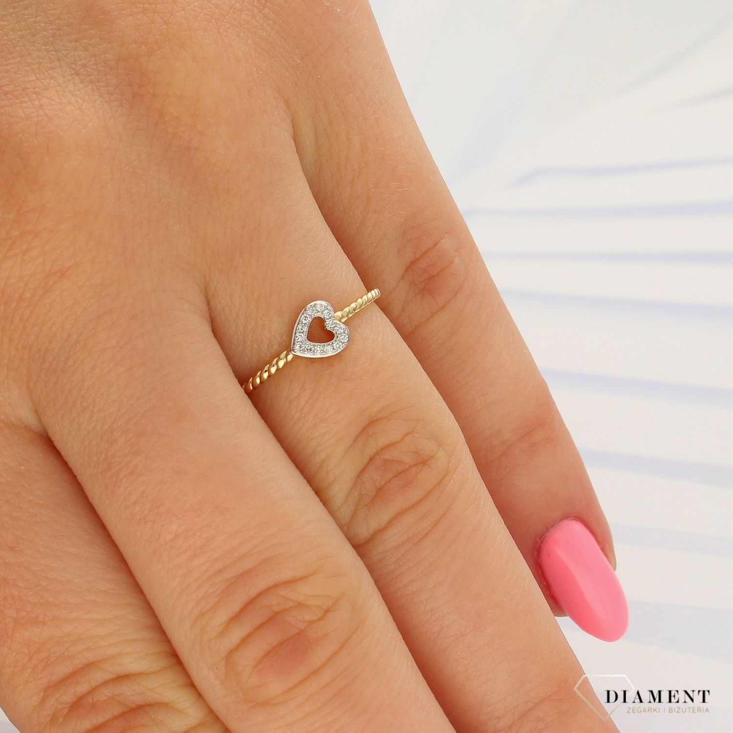 Pierścionek złoty DIAMENT 585, serce, diamenty R60117Y Pierścionek złoty DIAMENT 585, złoto z diamentem TEN JEDYNY 0800017716. Pierścionek z brylantami o  wielkości 0,03 ct,14 sztuk o barwie H o.jpg