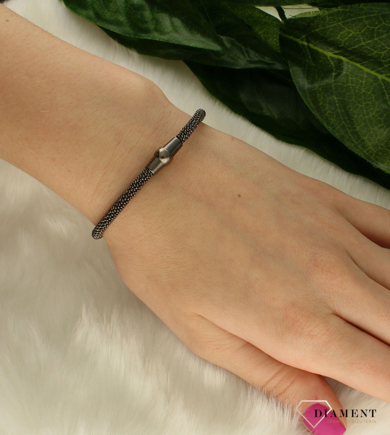 Bransoleta srebrna damska z czarnymi drobnymi cyrkoniami 8332400321.  Bransoletka damska srebrna w czarnym kolorze, zdobiona czarnymi cyrkoniami i wykonana ze sztywnego sznurka. Bransoletka idealna na prezent. Bransoletka w  (3).jpg