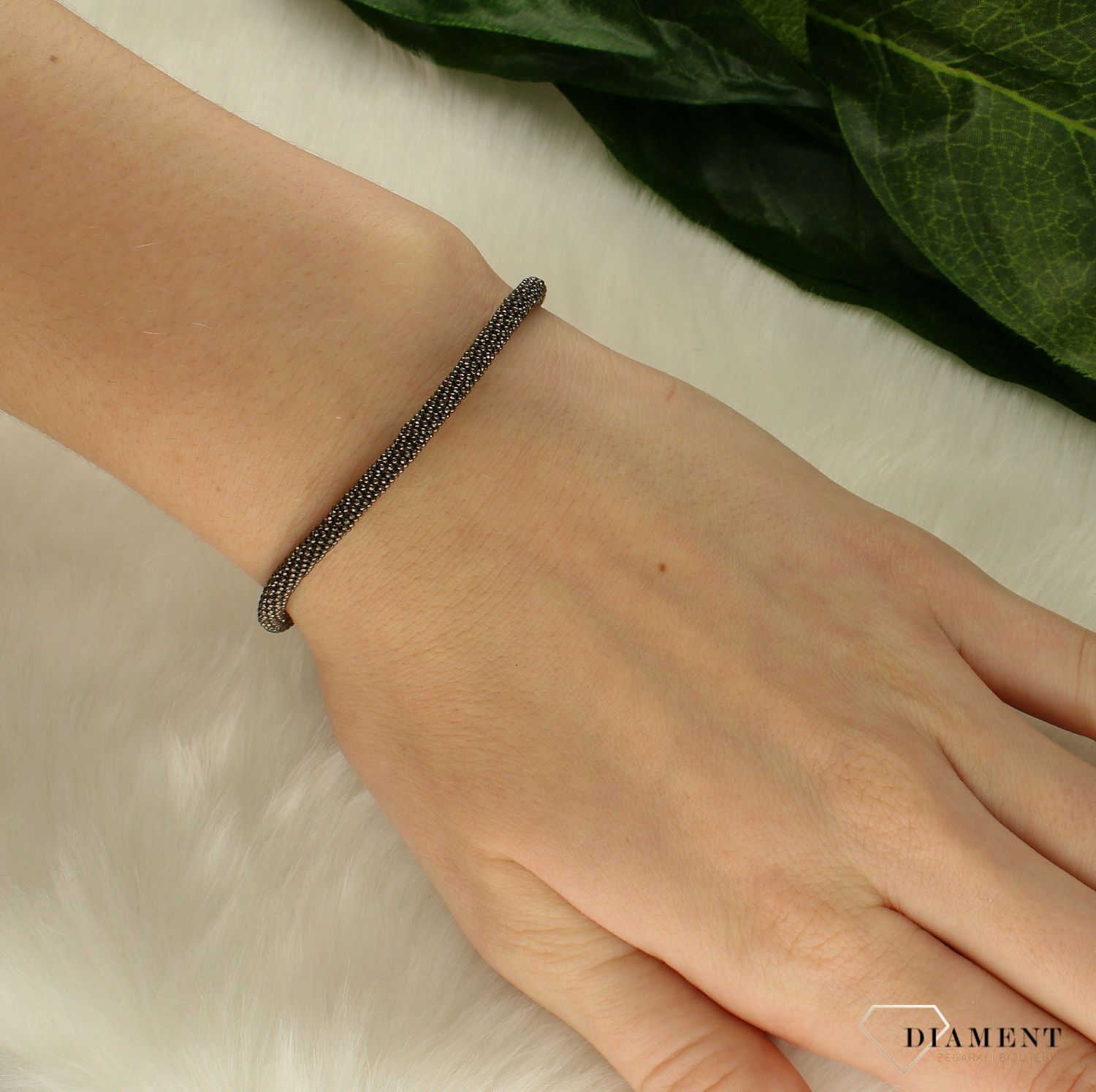 Bransoleta srebrna damska z czarnymi drobnymi cyrkoniami 8332400321.  Bransoletka damska srebrna w czarnym kolorze, zdobiona czarnymi cyrkoniami i wykonana ze sztywnego sznurka. Bransoletka idealna na prezent. Bransoletka w  (3).jpg