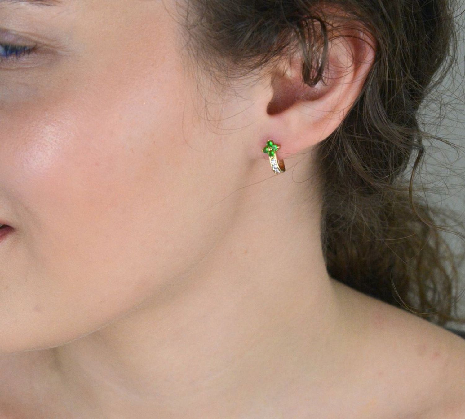 Złote kolczyki dla dziewczynki białe cyrkonie i zielone kwiatki 585. Złote kolczyki z zielonymi kwiatkami wykonane z 14-karatowego złota to doskonały pomysł na prezent dla dziewczynki. 1.jpg