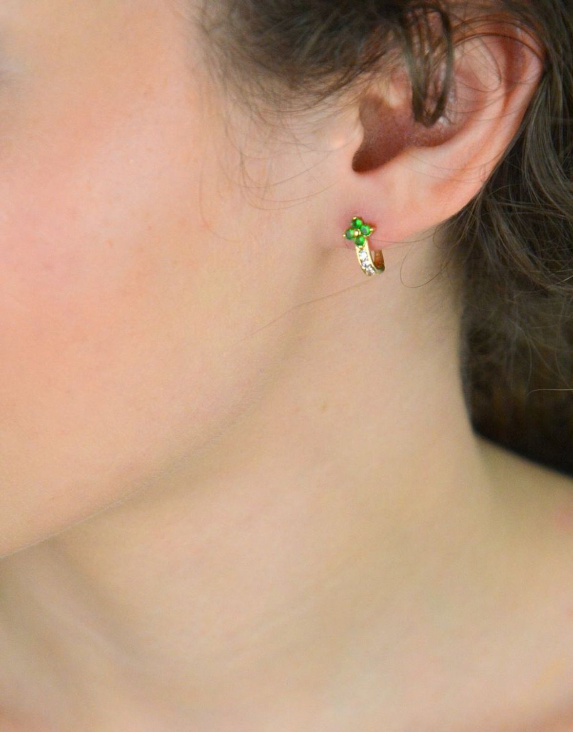 Złote kolczyki dla dziewczynki białe cyrkonie i zielone kwiatki 585. Złote kolczyki z zielonymi kwiatkami wykonane z 14-karatowego złota to doskonały pomysł na prezent dla dziewczynki. 1.jpg