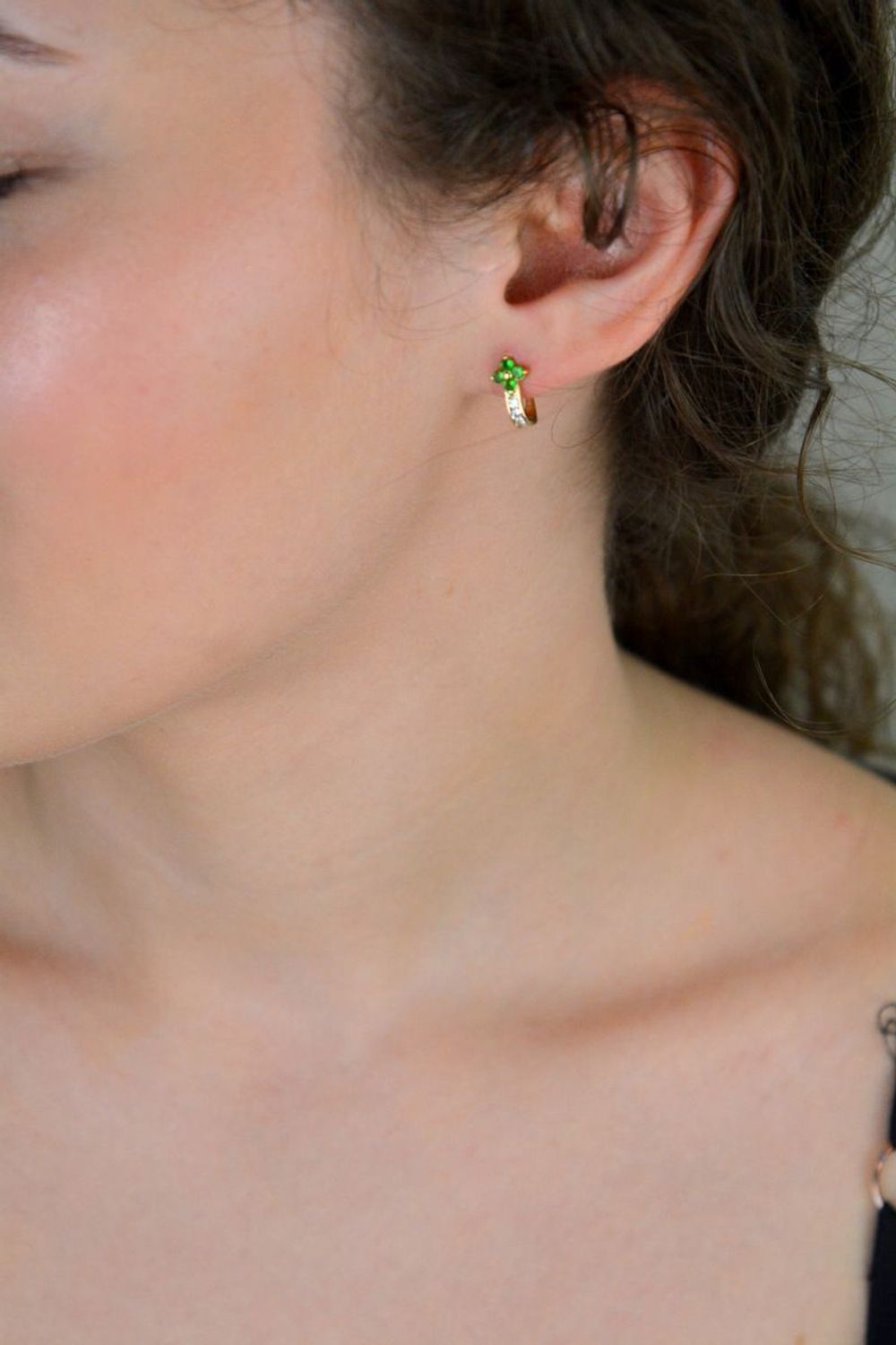 Złote kolczyki dla dziewczynki białe cyrkonie i zielone kwiatki 585. Złote kolczyki z zielonymi kwiatkami wykonane z 14-karatowego złota to doskonały pomysł na prezent dla dziewczynki. 1.jpg