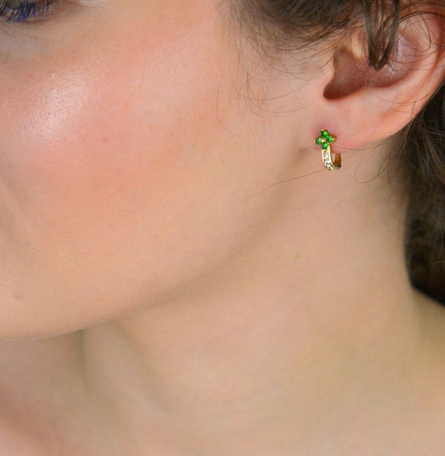 Złote kolczyki dla dziewczynki białe cyrkonie i zielone kwiatki 585. Złote kolczyki z zielonymi kwiatkami wykonane z 14-karatowego złota to doskonały pomysł na prezent dla dziewczynki. 1.jpg