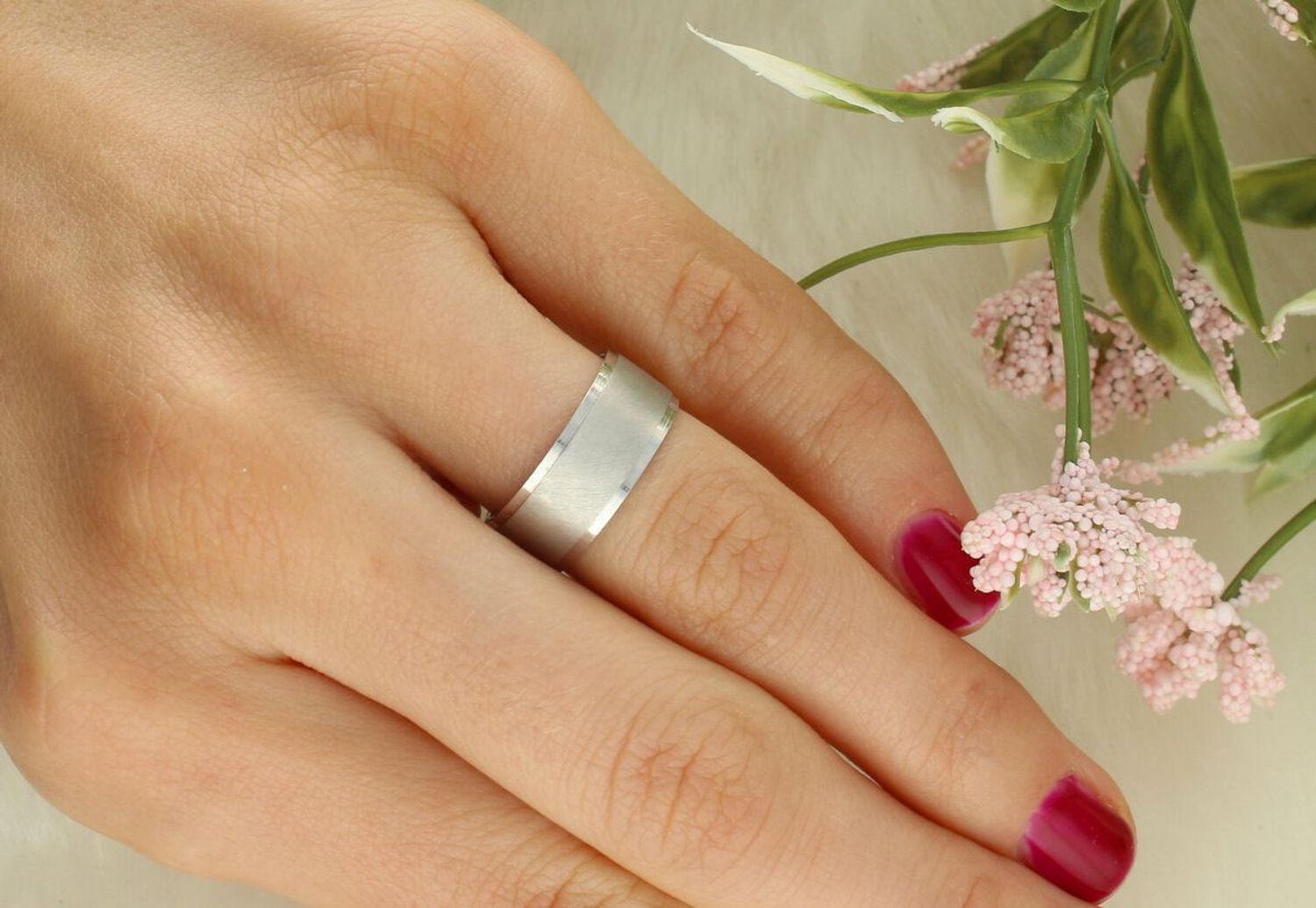 Obrączka srebrna damska 925 – satynowana z ściętymi brzegami, szerokość 7 mm.jpg