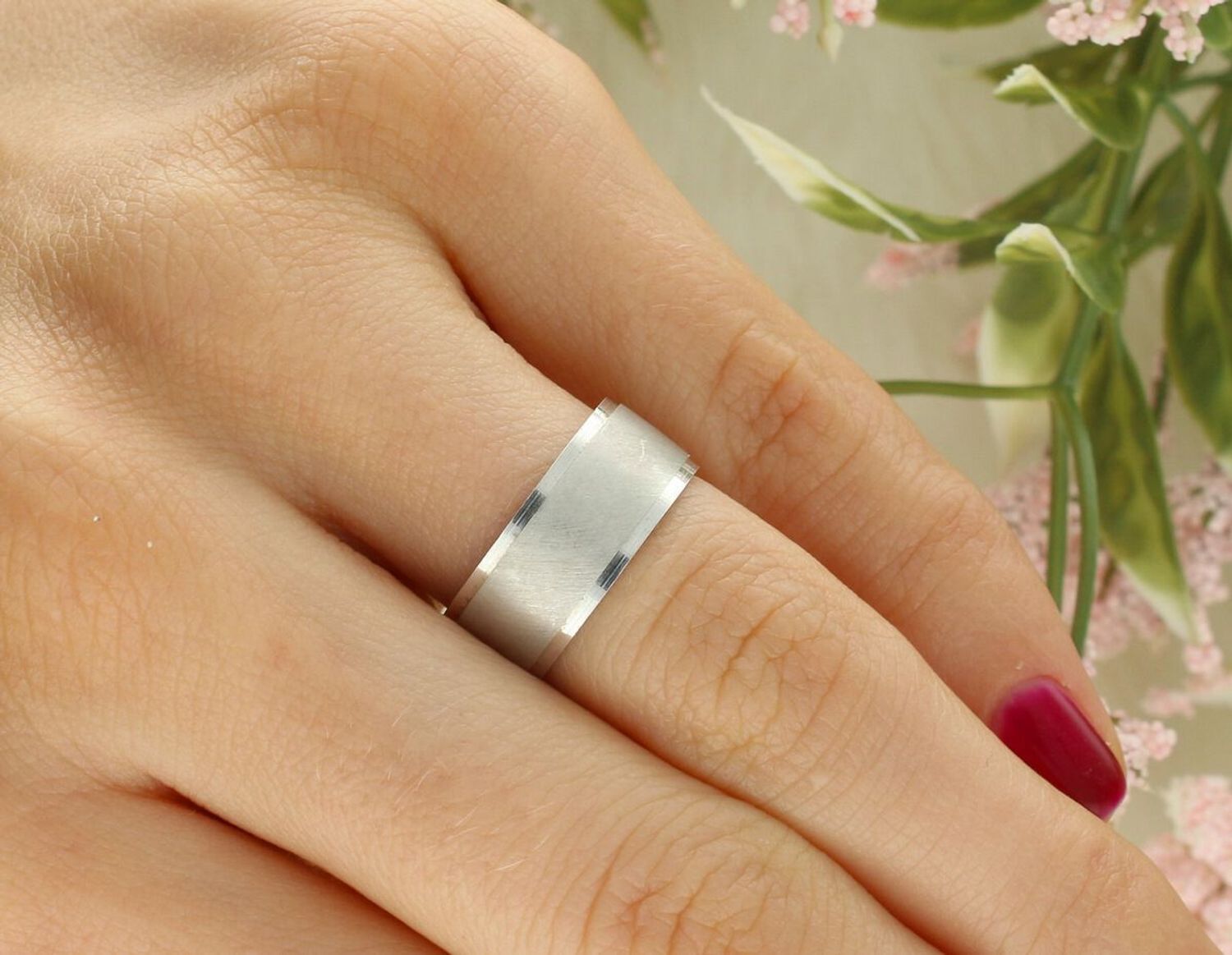 Obrączka srebrna damska 925 – satynowana z ściętymi brzegami, szerokość 7 mm.jpg