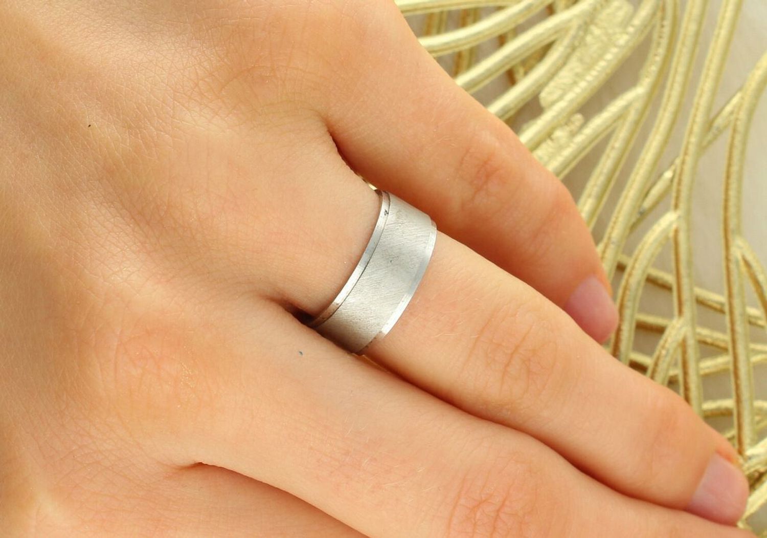 Obrączka srebrna damska 925 – satynowana z ściętymi brzegami, szerokość 7 mm.jpg