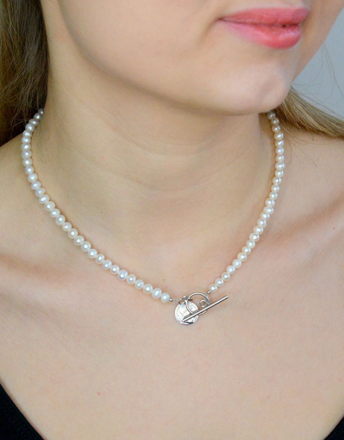 Elegancki naszyjnik z pereł hodowlanych to wyraz klasyki idealnej na co dzień, jak i do wieczorowych stylizacji. Perła to jeden z najszlachetniejszych oraz najbardziej charakterystycznych klejnotów na ziemi (2).jpg