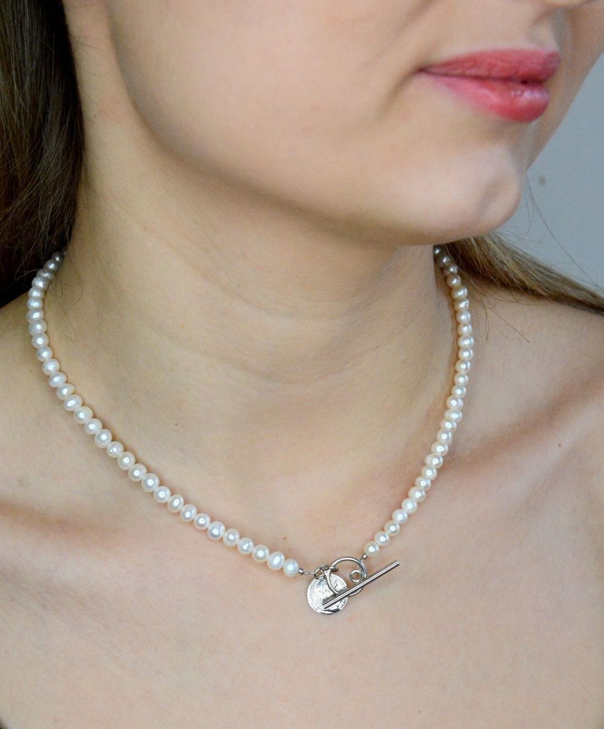 Elegancki naszyjnik z pereł hodowlanych to wyraz klasyki idealnej na co dzień, jak i do wieczorowych stylizacji. Perła to jeden z najszlachetniejszych oraz najbardziej charakterystycznych klejnotów na ziemi (2).jpg