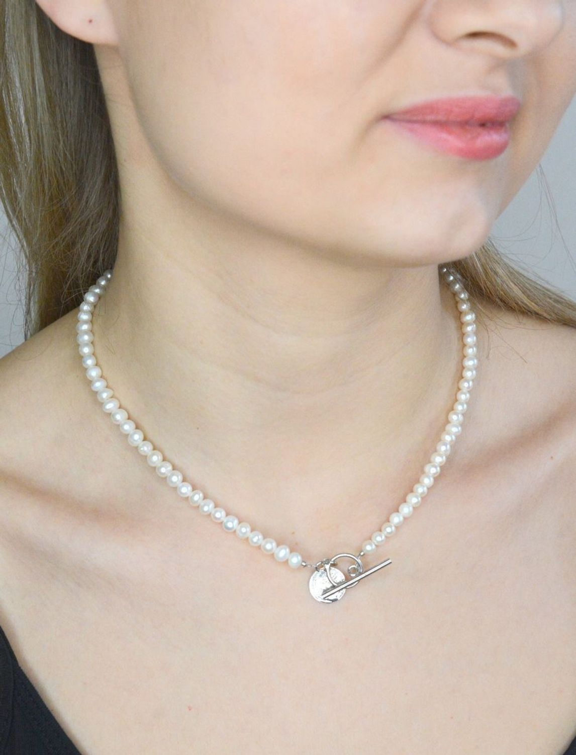 Elegancki naszyjnik z pereł hodowlanych to wyraz klasyki idealnej na co dzień, jak i do wieczorowych stylizacji. Perła to jeden z najszlachetniejszych oraz najbardziej charakterystycznych klejnotów na ziemi (2).jpg