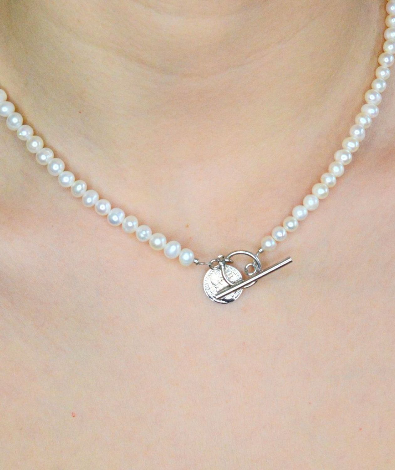 Elegancki naszyjnik z pereł hodowlanych to wyraz klasyki idealnej na co dzień, jak i do wieczorowych stylizacji. Perła to jeden z najszlachetniejszych oraz najbardziej charakterystycznych klejnotów na ziemi (2).jpg