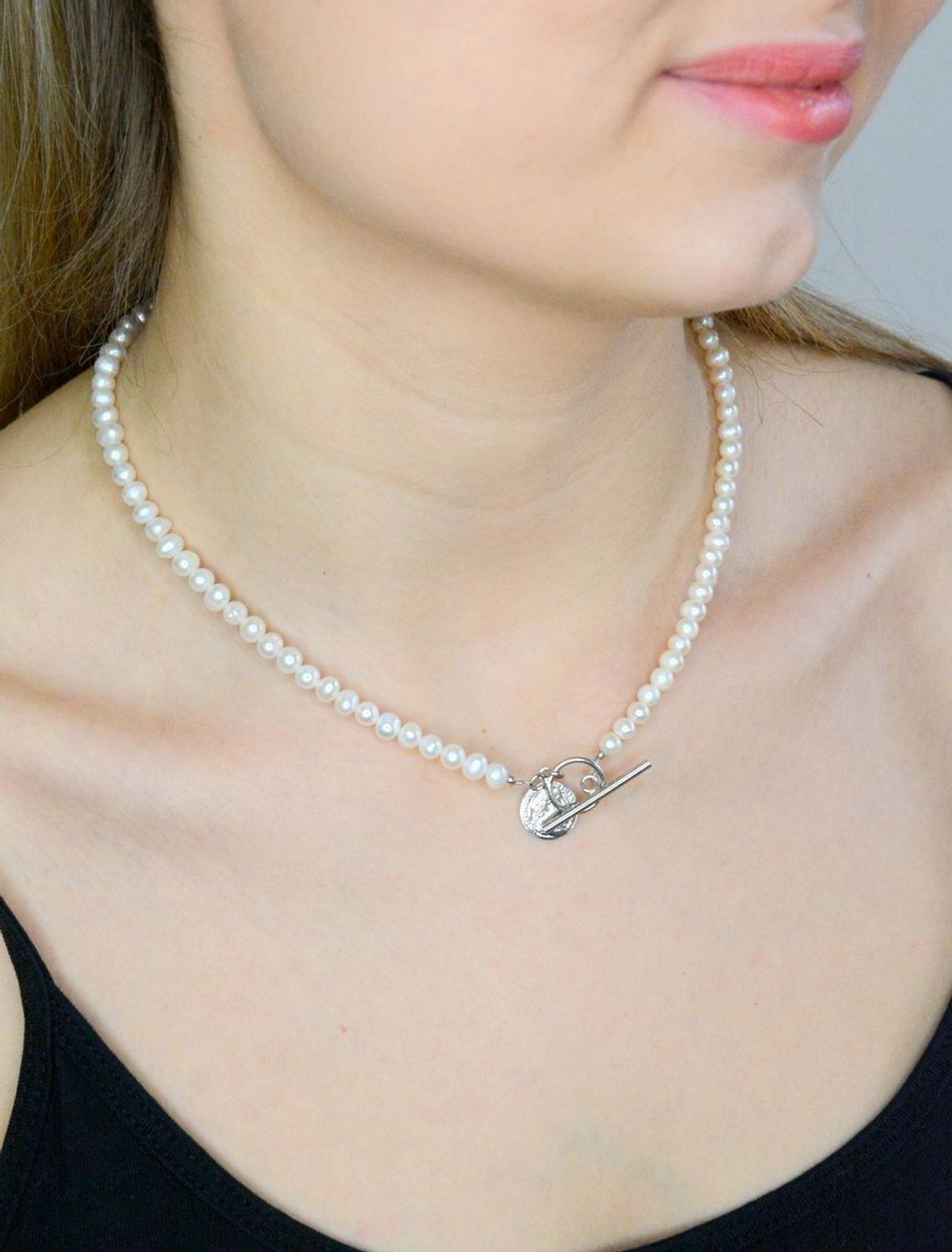 Elegancki naszyjnik z pereł hodowlanych to wyraz klasyki idealnej na co dzień, jak i do wieczorowych stylizacji. Perła to jeden z najszlachetniejszych oraz najbardziej charakterystycznych klejnotów na ziemi (2).jpg