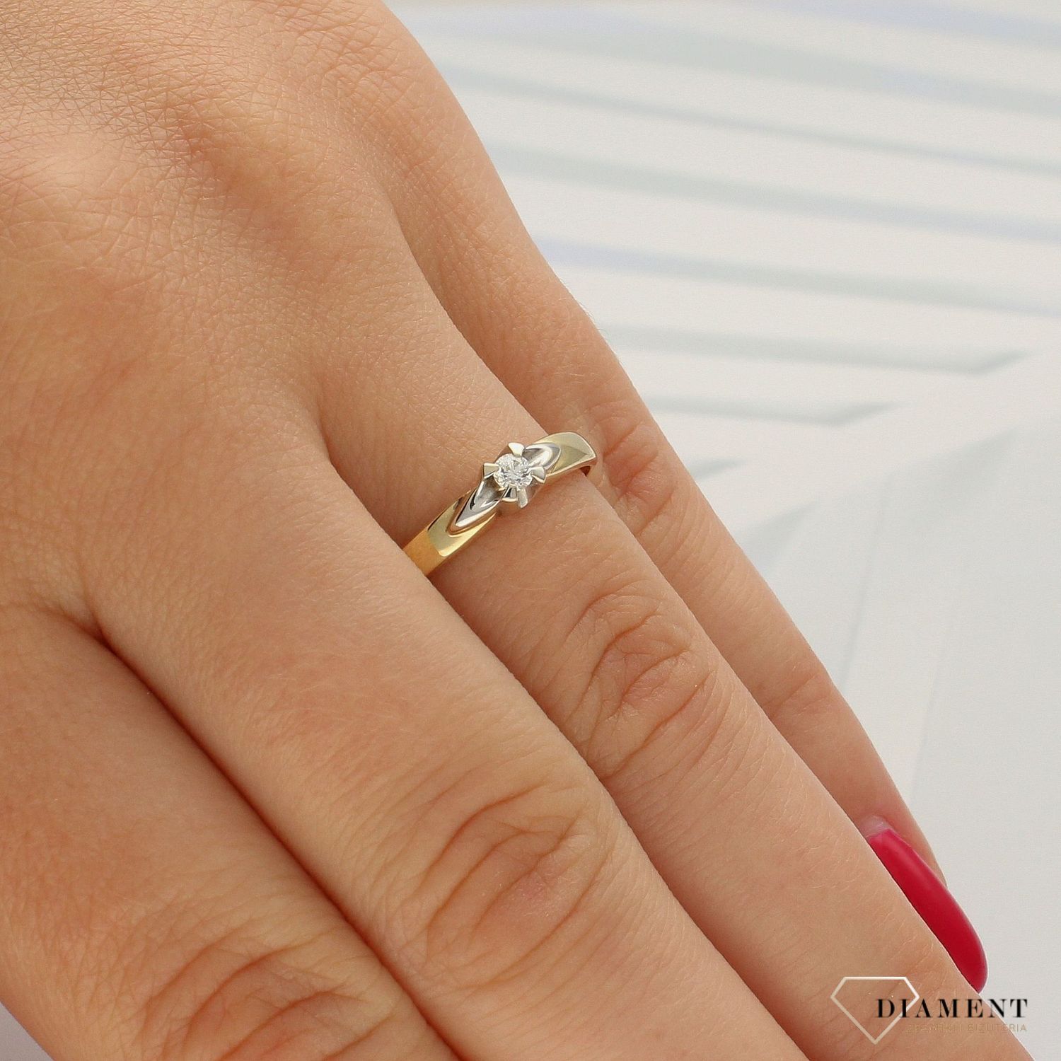 Pierścionek złoty DIAMENT żółte i białe złoto, jeden diament 9187. Pierścionki zaręczynowe. Piękny pierścionek ozdobiony trzema brylantami.jpg