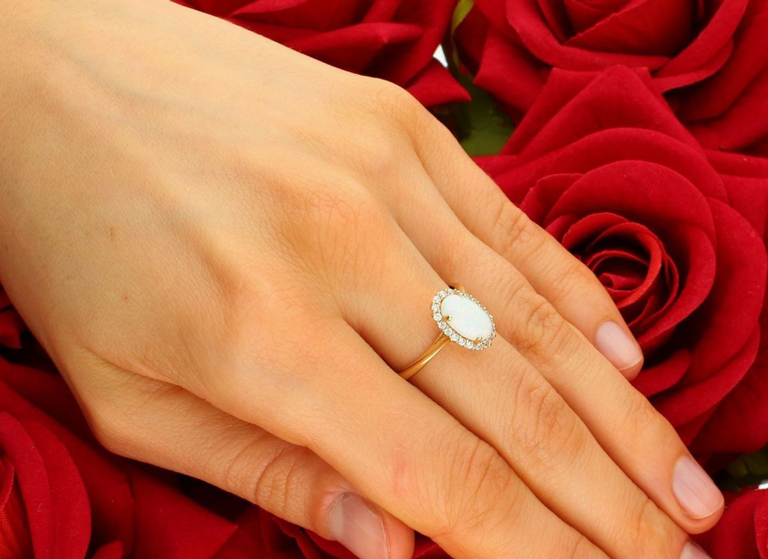 Złoty pierścionek 585 damski z opalem rozmiar 17. Złoty damski pierścionek wykonany z wysokiej próby złota 585. Kamień naturalny opal we wzorze  nadają pierścionkowi ponadczasowego wyglądu.1.jpg