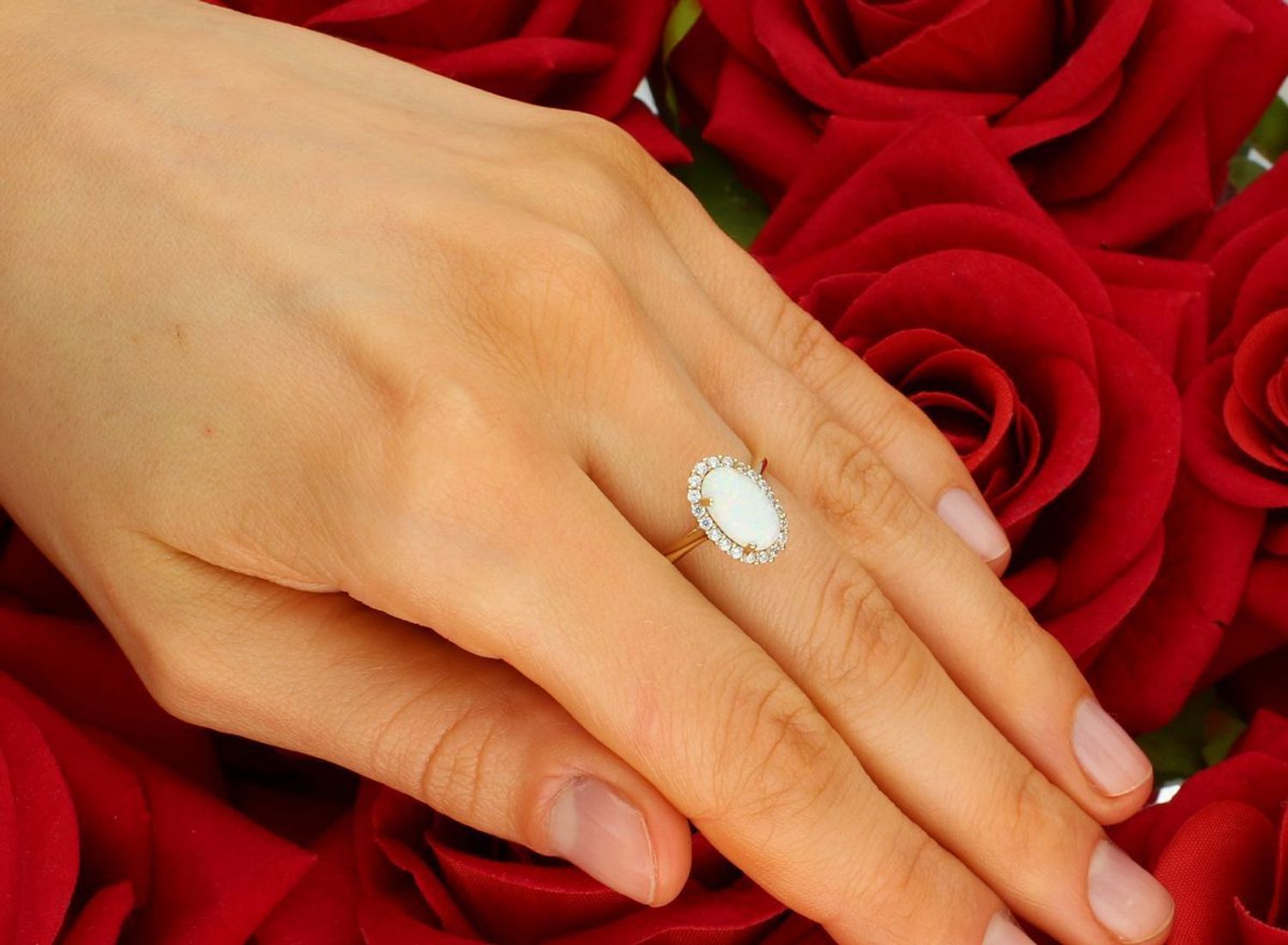 Złoty pierścionek 585 damski z opalem rozmiar 17. Złoty damski pierścionek wykonany z wysokiej próby złota 585. Kamień naturalny opal we wzorze  nadają pierścionkowi ponadczasowego wyglądu.1.jpg