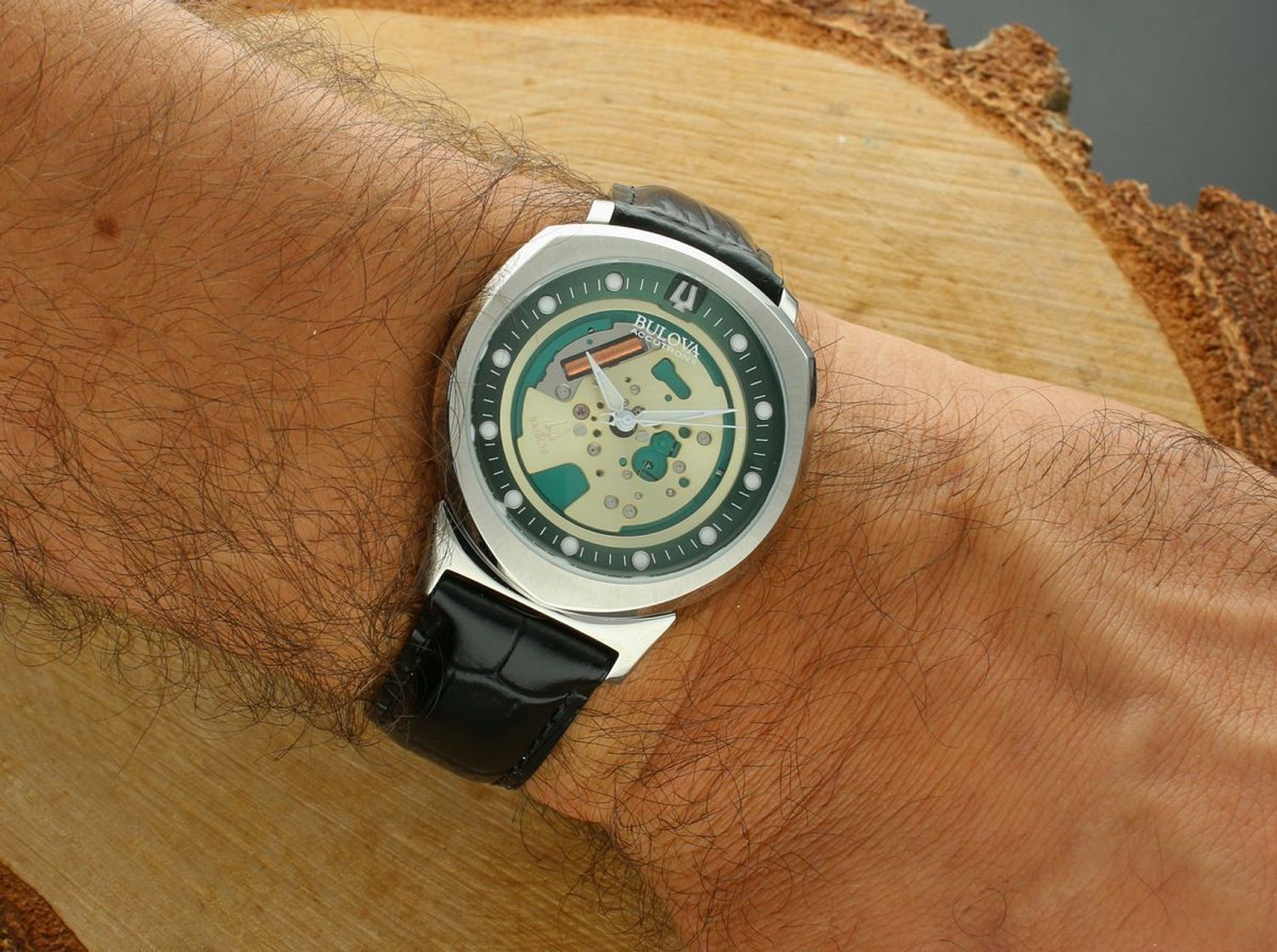 Elegancki męski zegarek Bulova 7613077510193 z zieloną tarczą, kwarcowym mechanizmem, mineralnym szkłem sferycznym, skórzanym paskiem i wodoszczelnością 30 m. Idealny do pracy i na specjalne oka.jpg