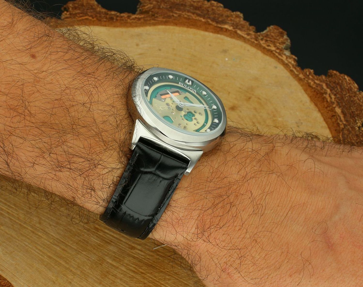 Elegancki męski zegarek Bulova 7613077510193 z zieloną tarczą, kwarcowym mechanizmem, mineralnym szkłem sferycznym, skórzanym paskiem i wodoszczelnością 30 m. Idealny do pracy i na specjalne oka.jpg