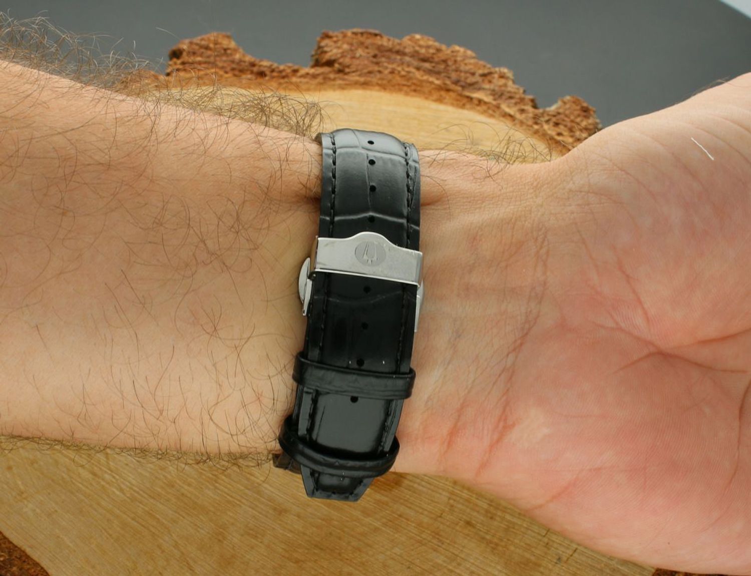 Elegancki męski zegarek Bulova 7613077510193 z zieloną tarczą, kwarcowym mechanizmem, mineralnym szkłem sferycznym, skórzanym paskiem i wodoszczelnością 30 m. Idealny do pracy i na specjalne oka.jpg