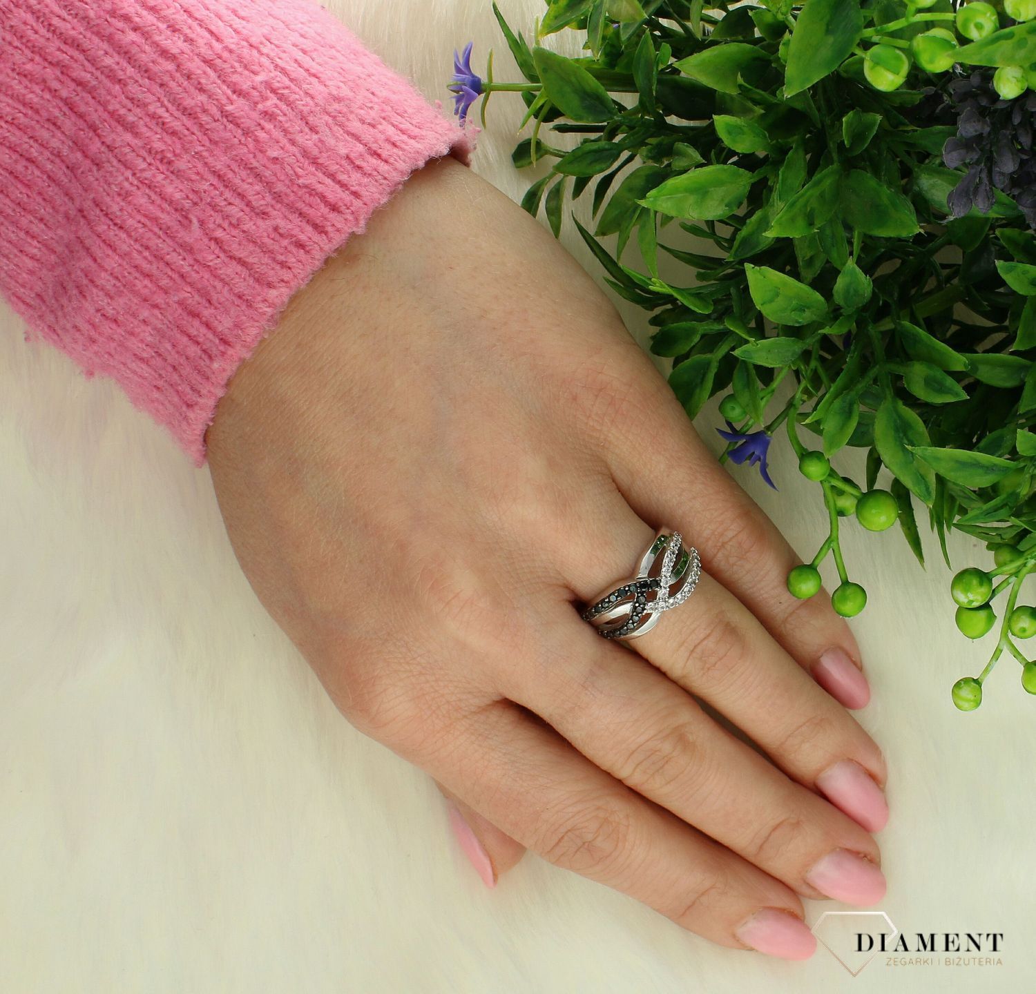 Srebrny pierścionek damski 925 z biało-czarnymi cyrkoniami rozmiar 10 A01OL.  Srebrny pierścionek damski. Pierścionek srebrny damski z klasyczny. Pierścionek srebrny z cyrkoniami. Srebrny pierścionek damski na prezent (2).jpg