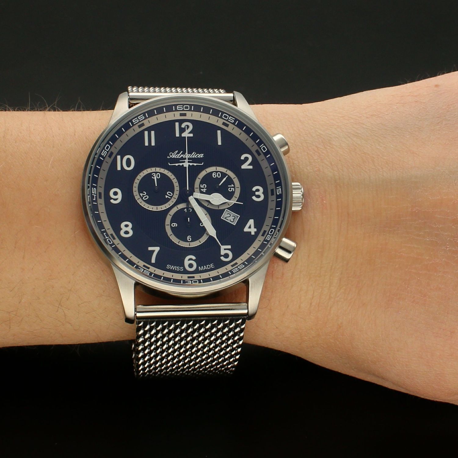 Męski zegarek Adriatica A1076.5224CH wyposażony jest w kwarcowy mechanizm, zasilany za pomocą baterii. Posiada bardzo wysoką dokładność mierzenia czasu.webp