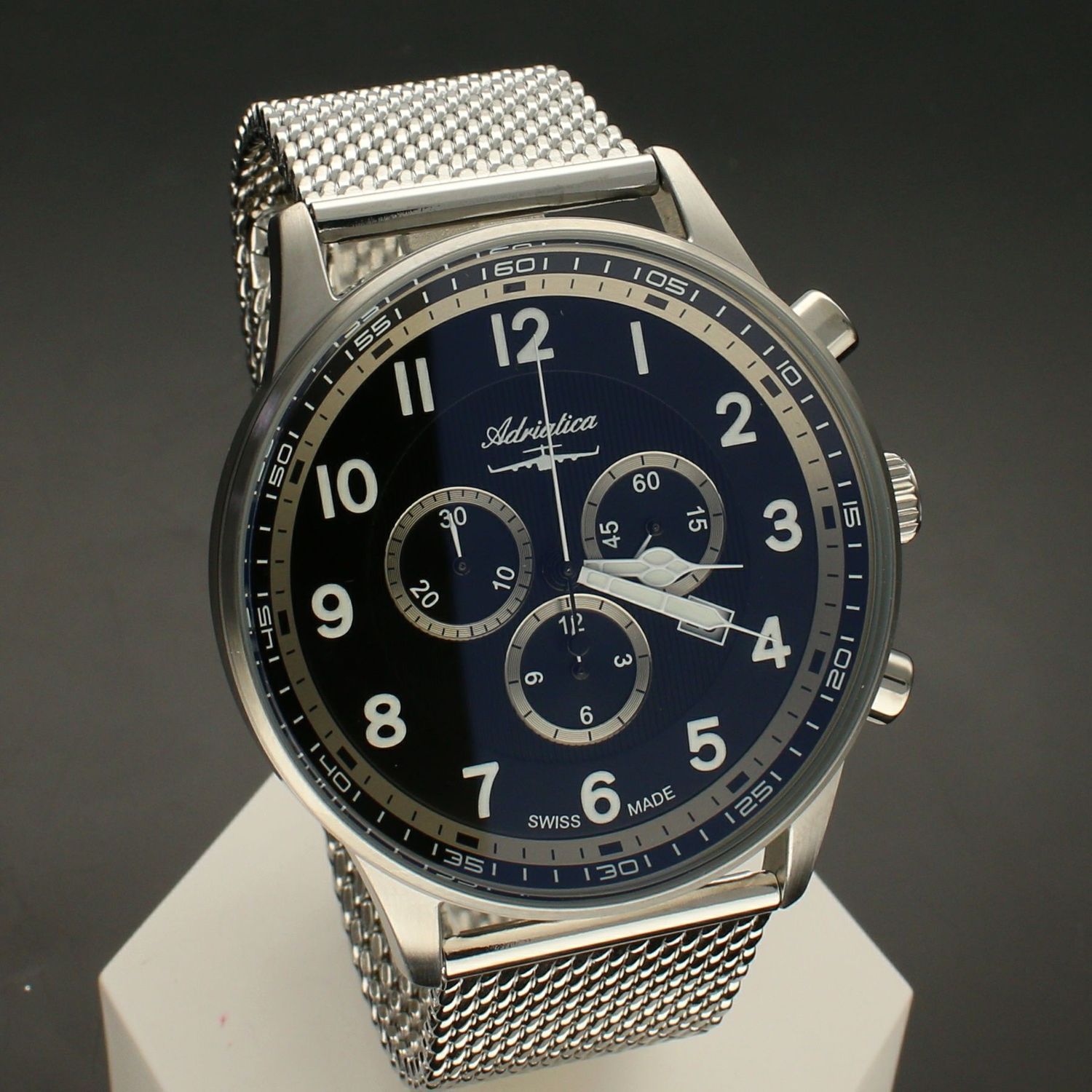 Męski zegarek Adriatica A1076.5224CH wyposażony jest w kwarcowy mechanizm, zasilany za pomocą baterii. Posiada bardzo wysoką dokładność mierzenia czasu.webp