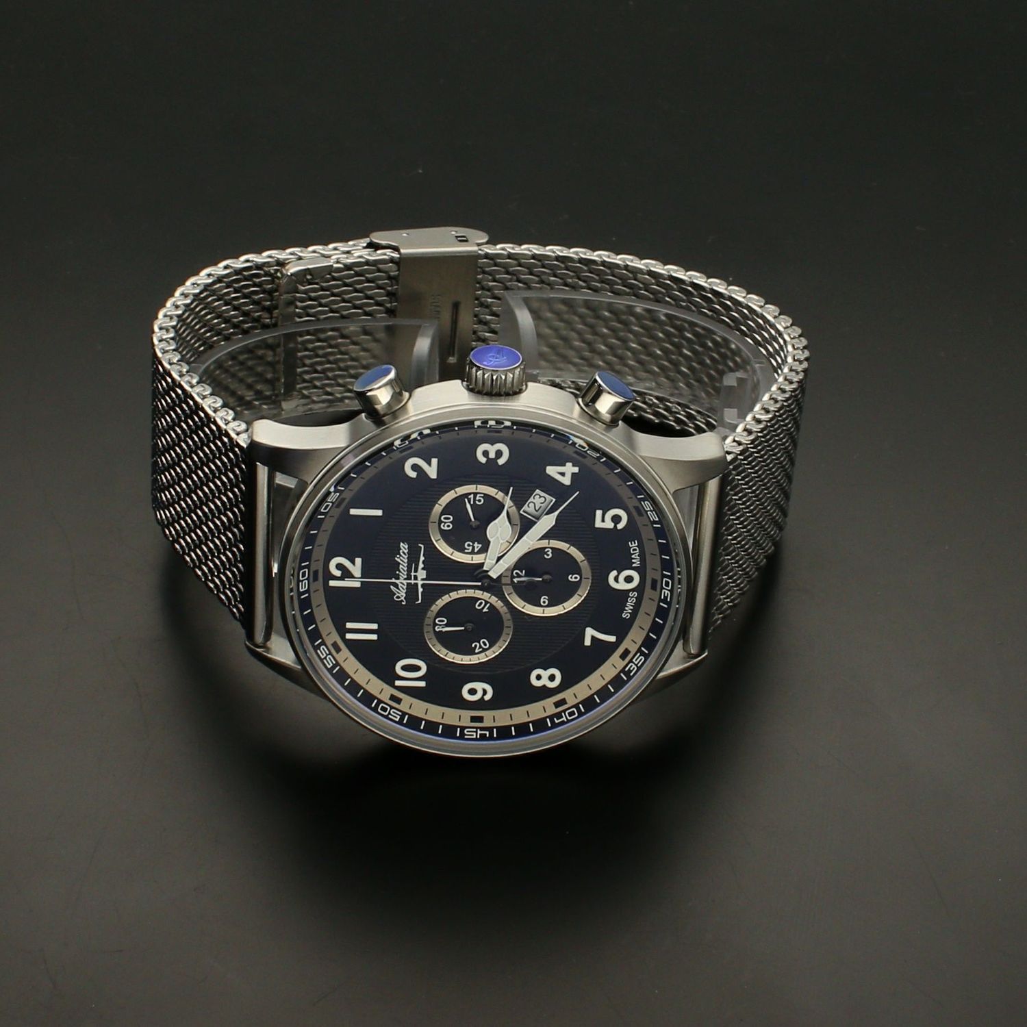 Męski zegarek Adriatica A1076.5224CH wyposażony jest w kwarcowy mechanizm, zasilany za pomocą baterii. Posiada bardzo wysoką dokładność mierzenia czasu.webp