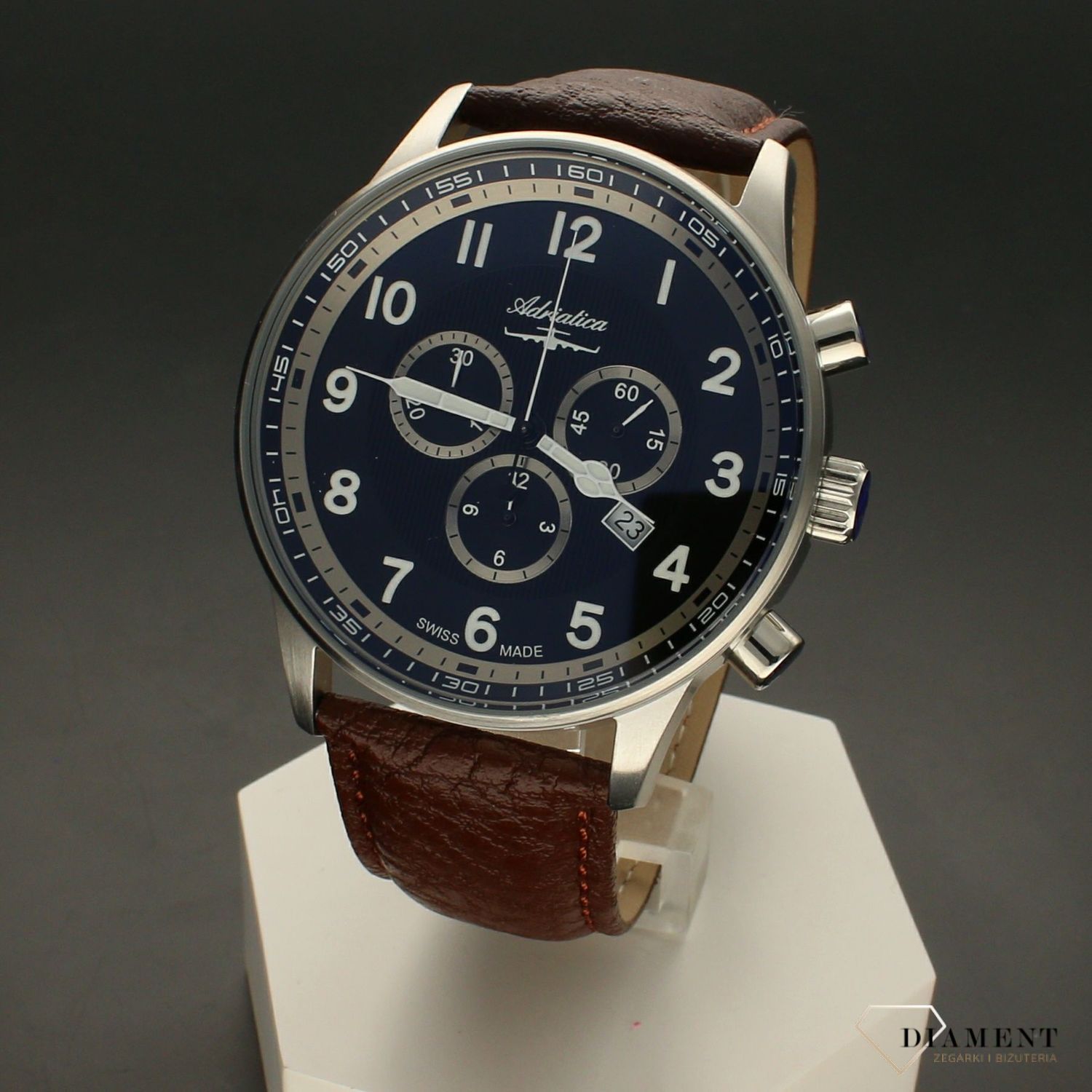 Męski zegarek Adriatica Classic Chronograph męski A1076.5B24CHXLwyposażony jest w kwarcowy mechanizm, zasilany za pomocą baterii. Posiada bardzo wysoką dokładność mierzenia czasu +- 10 sekund w przeciągu 30 dni..webp