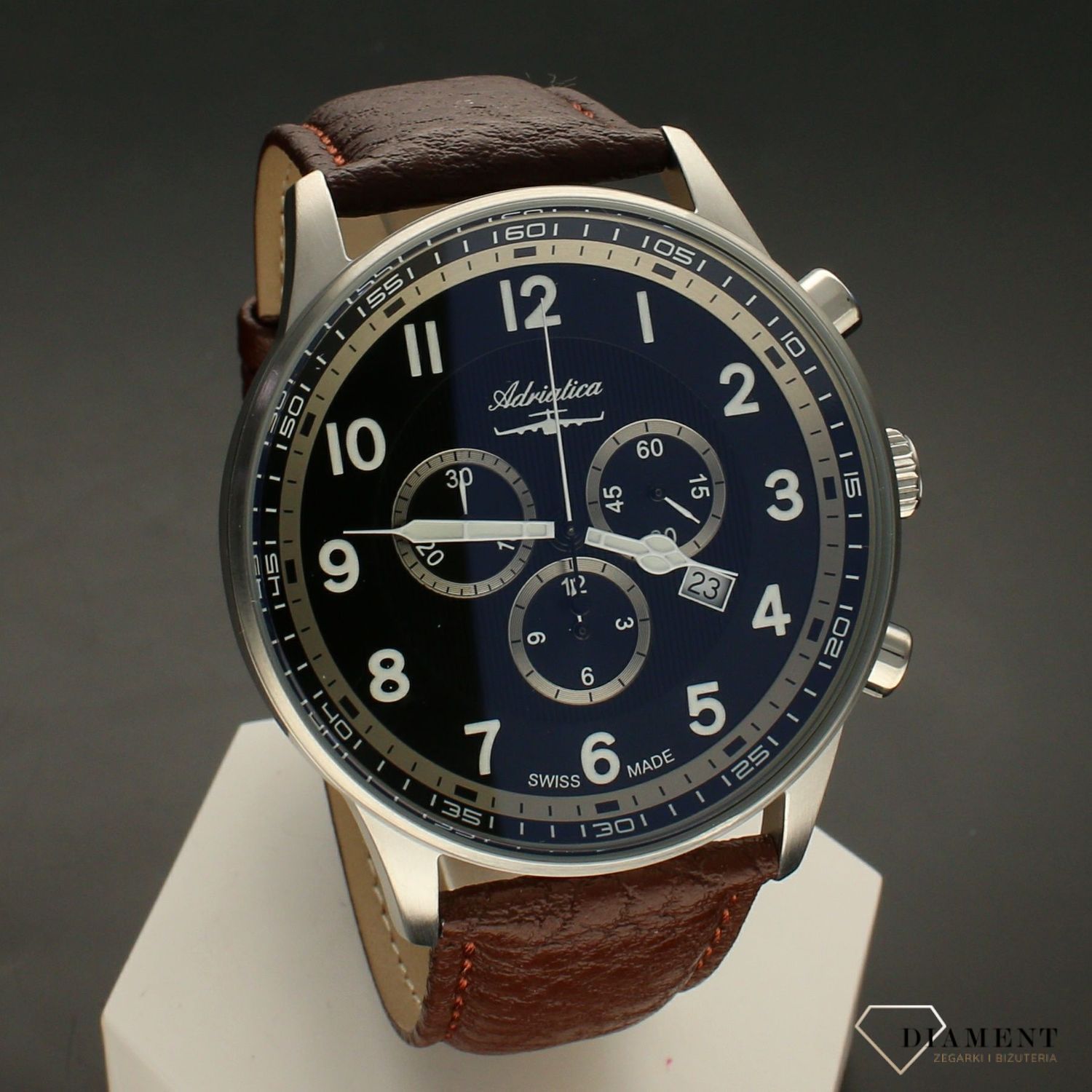 Męski zegarek Adriatica Classic Chronograph męski A1076.5B24CHXLwyposażony jest w kwarcowy mechanizm, zasilany za pomocą baterii. Posiada bardzo wysoką dokładność mierzenia czasu +- 10 sekund w przeciągu 30 dni..webp