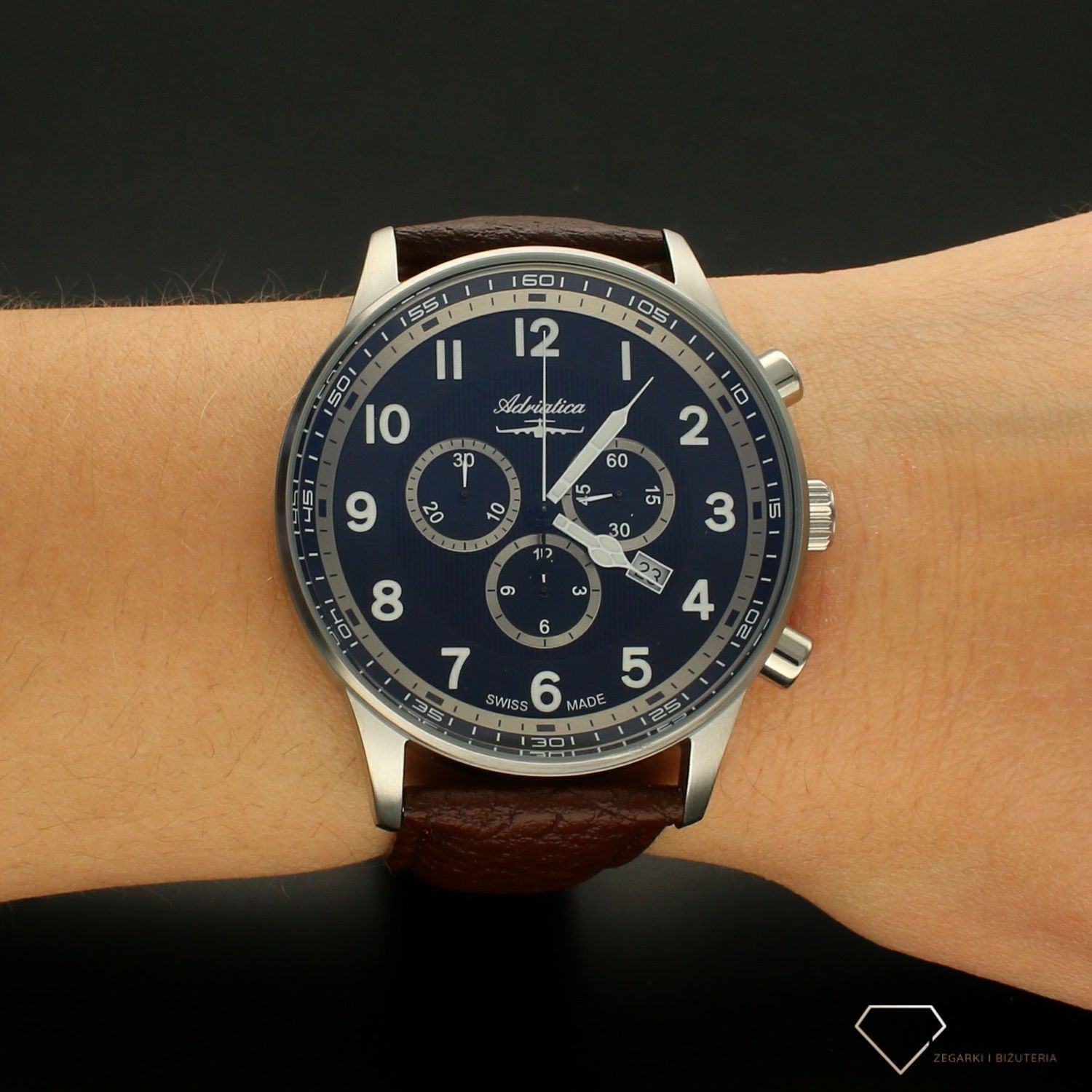 Męski zegarek Adriatica Classic Chronograph męski A1076.5B24CHXLwyposażony jest w kwarcowy mechanizm, zasilany za pomocą baterii. Posiada bardzo wysoką dokładność mierzenia czasu +- 10 sekund w przeciągu 30 dni..webp