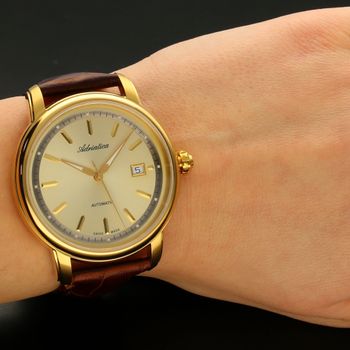 Zegarek męski w klasycznej napędzany mechanicznie z automatycznym naciągiem. Koperta zegarka  kolorze żółtego złota (5).jpg