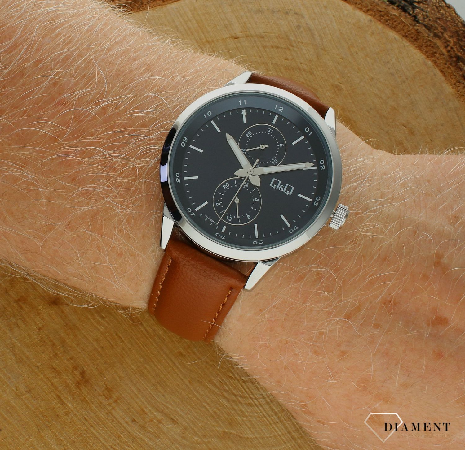 Zegarek męski QQ elegancki na brązowym pasku A11A-001P. Męski zegarek modny. Stylowy męski zegarek. Tani męski zegarek. Zegarek na prezent dla faceta. Zegarek z granatową tarczą..jpg