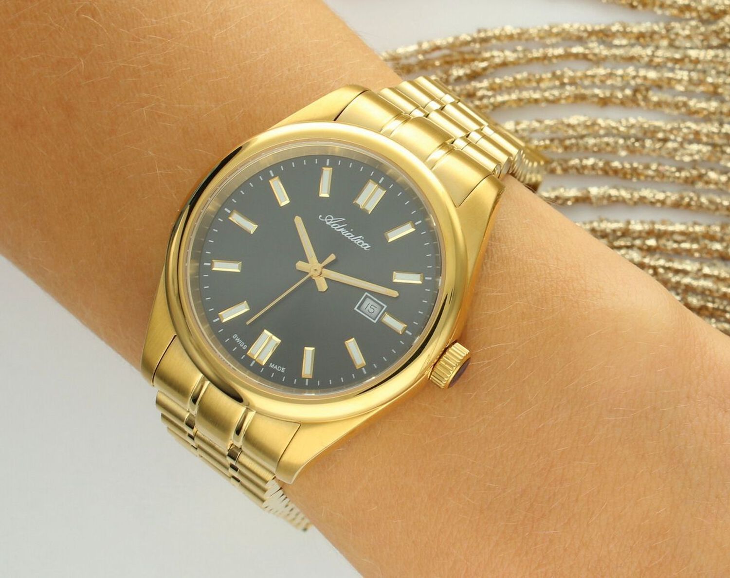 Zegarek damski Adriatica A1298.1116Q Classic Elegance Quartz – szwajcarski model z mechanizmem kwarcowym, złotą kopertą, czarną tarczą i szkłem szafirowym. Idealny do codziennych i formalnych st.jpg