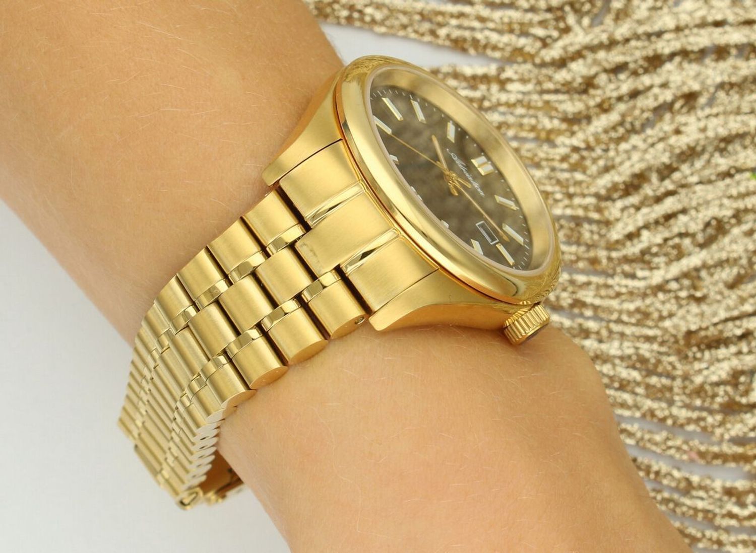 Zegarek damski Adriatica A1298.1116Q Classic Elegance Quartz – szwajcarski model z mechanizmem kwarcowym, złotą kopertą, czarną tarczą i szkłem szafirowym. Idealny do codziennych i formalnych st.jpg