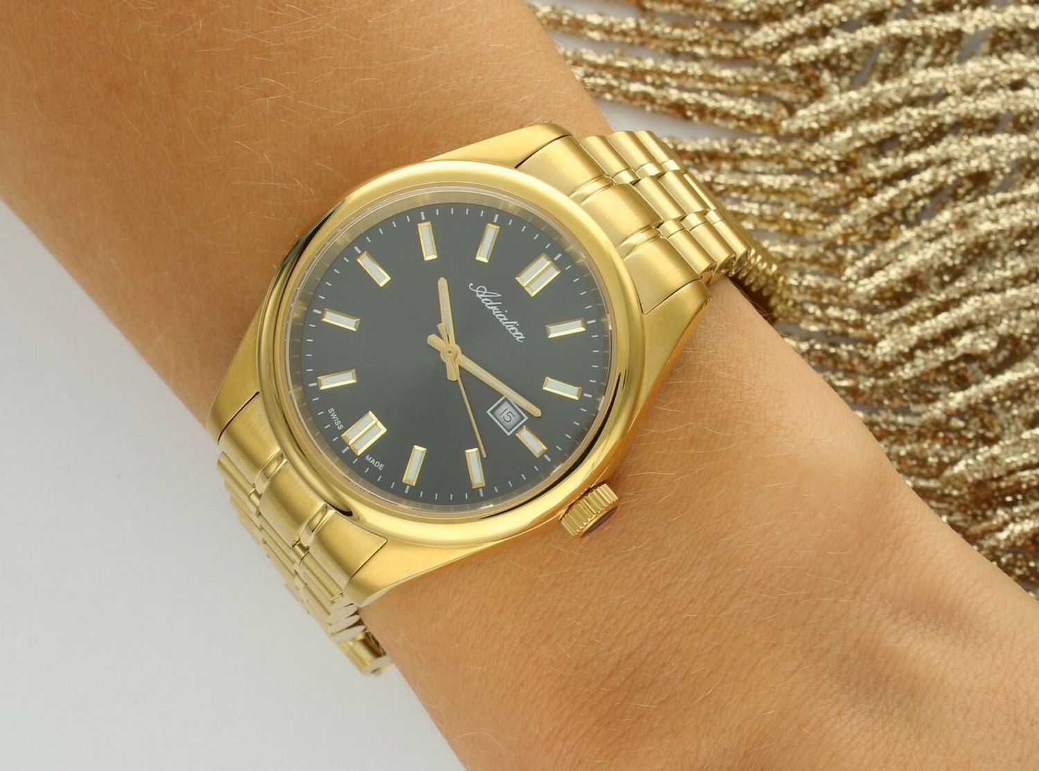 Zegarek damski Adriatica A1298.1116Q Classic Elegance Quartz – szwajcarski model z mechanizmem kwarcowym, złotą kopertą, czarną tarczą i szkłem szafirowym. Idealny do codziennych i formalnych st.jpg