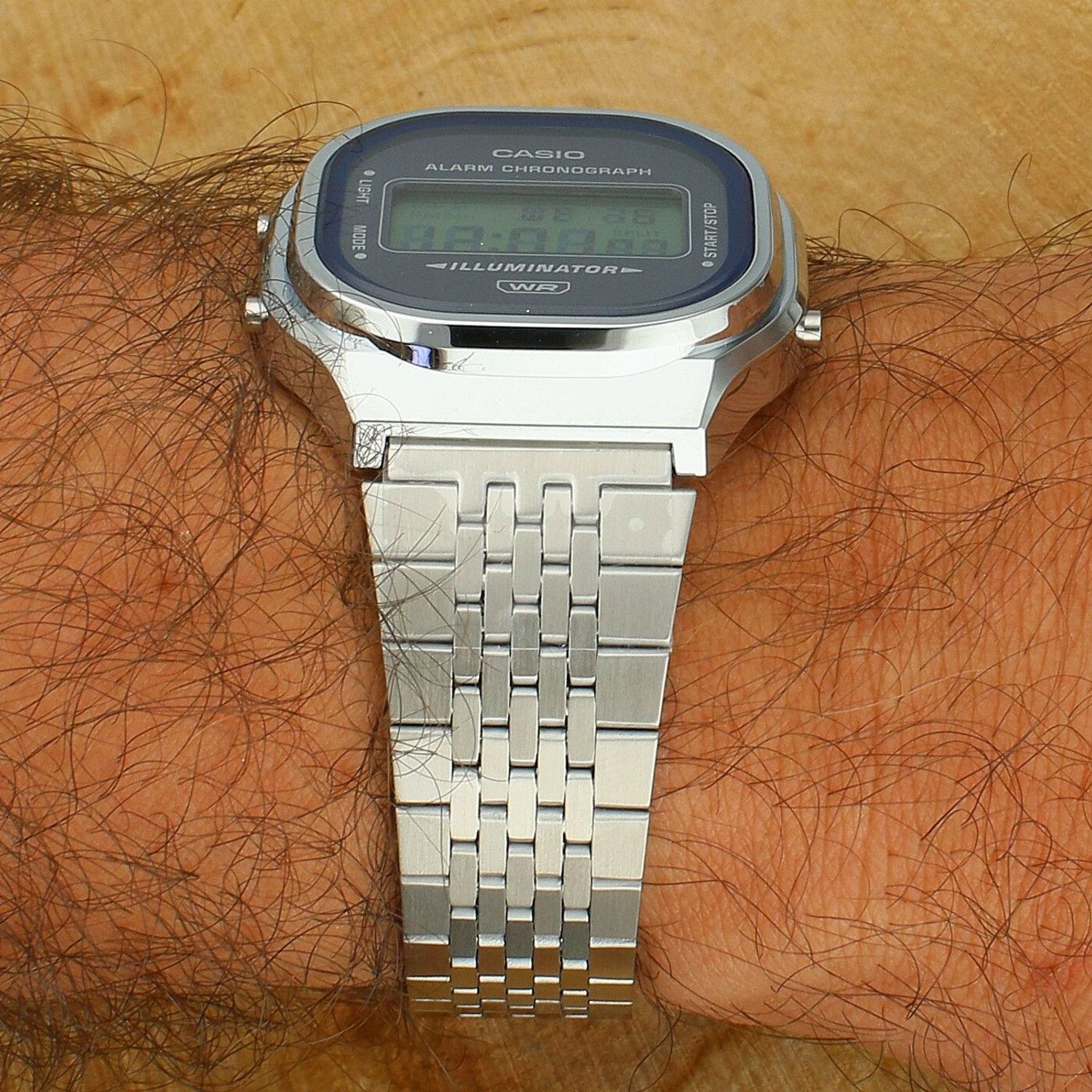 casio-vintage-a140we-2aef-zegarek-cyfrowy-unisex-srebrna-bransoleta-niebieski.jpg